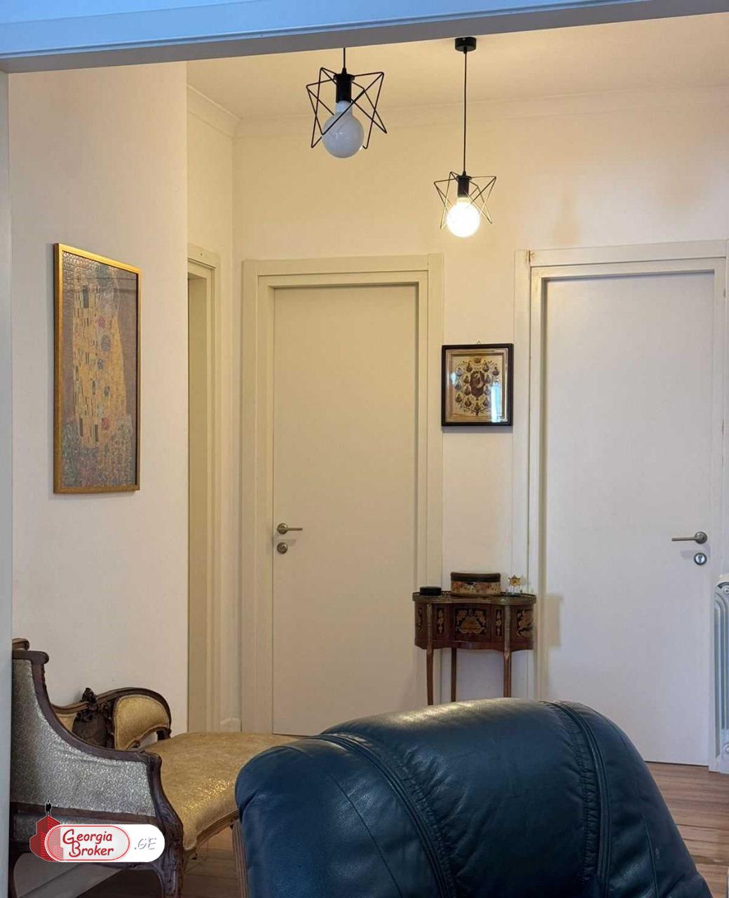 იყიდება ახალი გარემონტებული 7 ოთახიანი ბინა