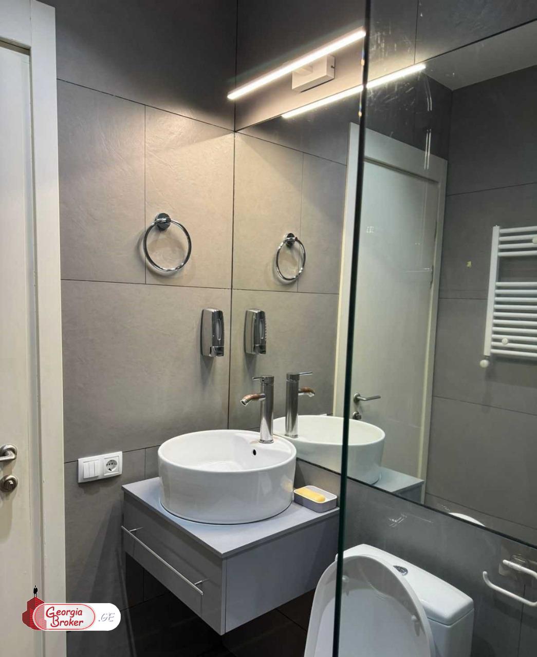 იყიდება ახალი გარემონტებული 7 ოთახიანი ბინა