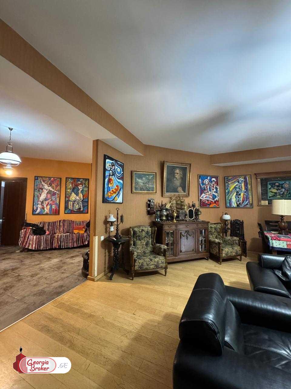 იყიდება ახალი გარემონტებული 5 ოთახიანი ბინა