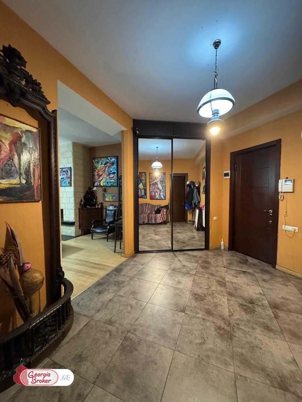 იყიდება ახალი გარემონტებული 5 ოთახიანი ბინა