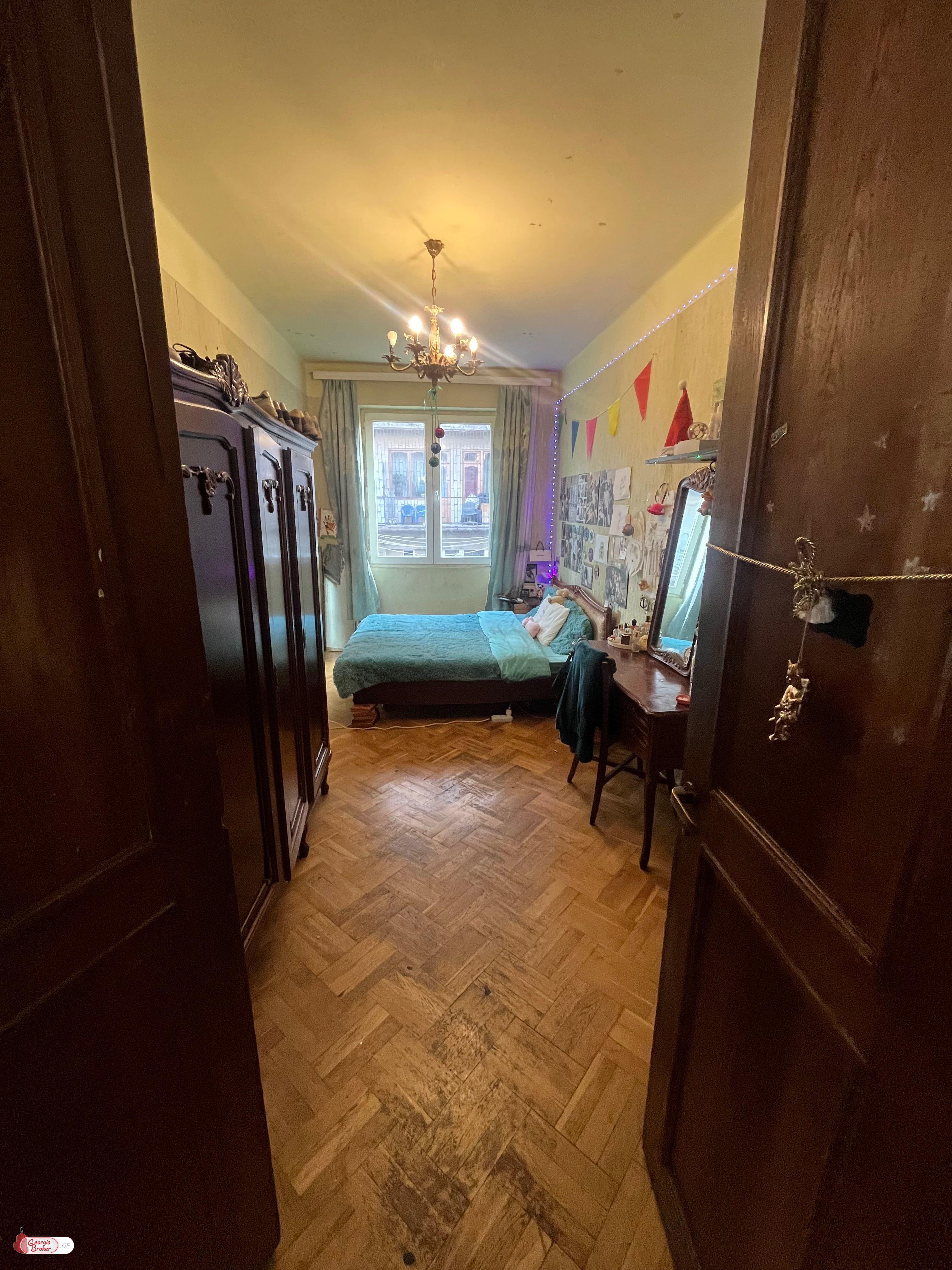 იყიდება ძველი გარემონტებული 3 ოთახიანი ბინა