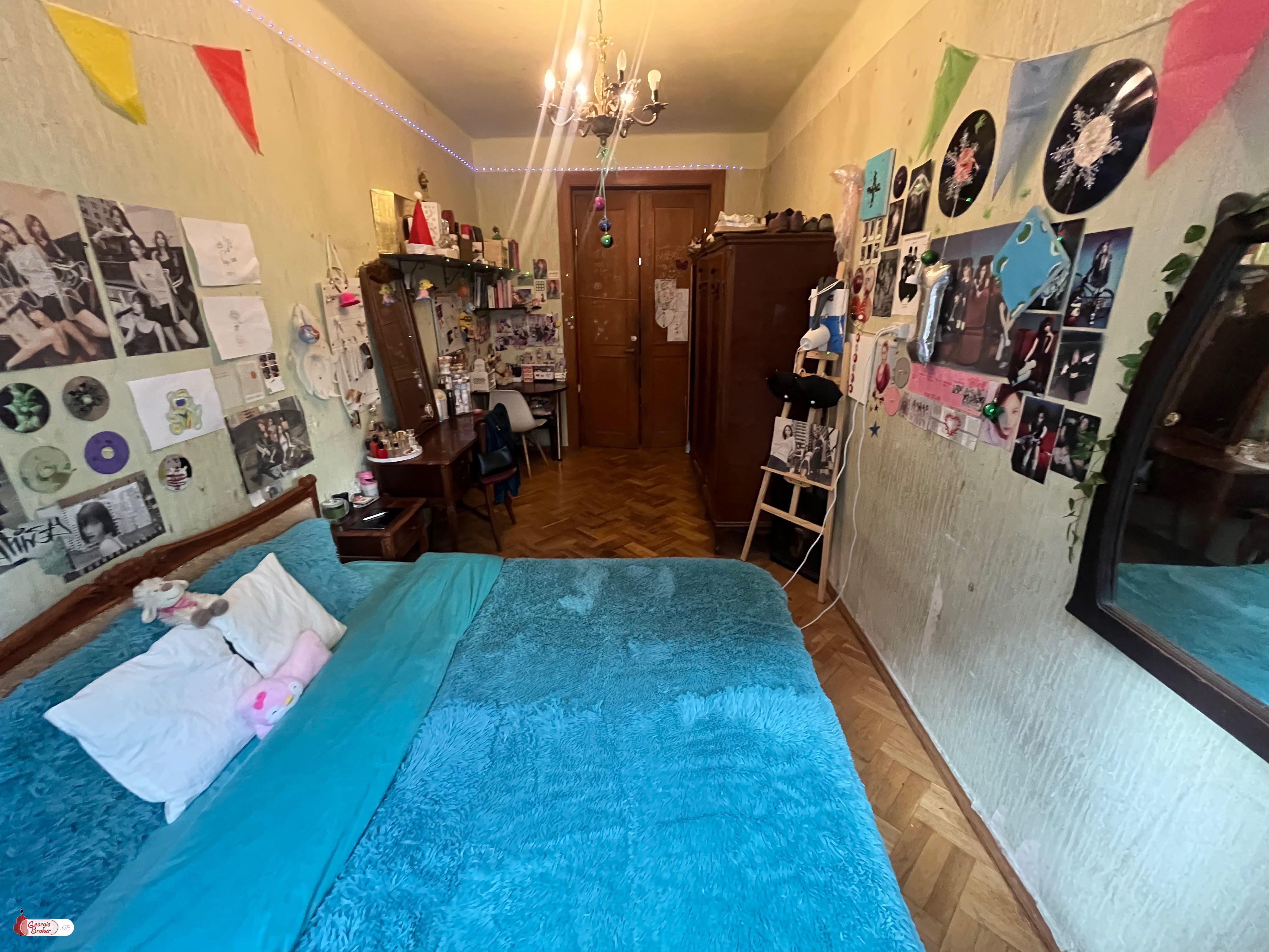 იყიდება ძველი გარემონტებული 3 ოთახიანი ბინა