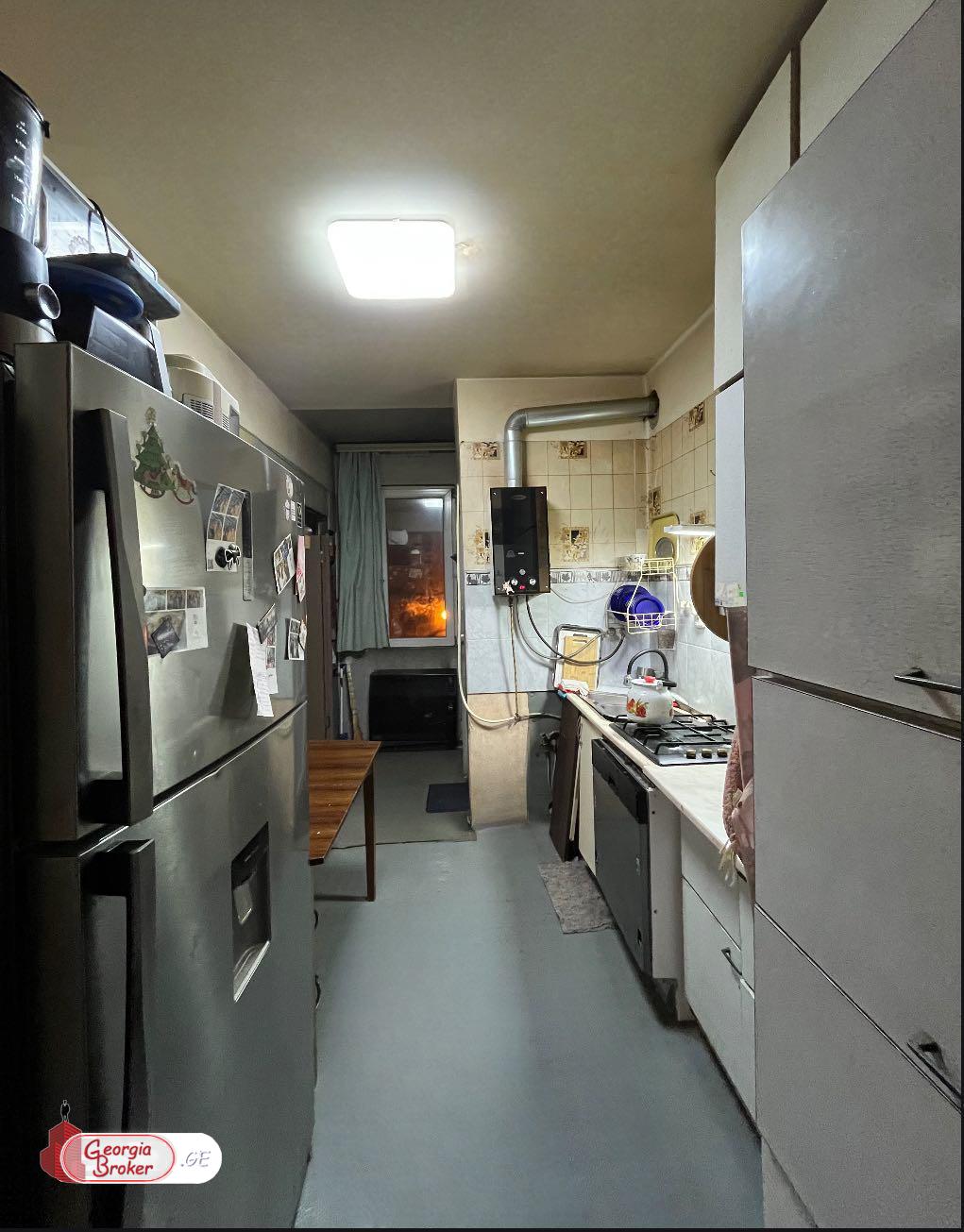 იყიდება ძველი გარემონტებული 3 ოთახიანი ბინა