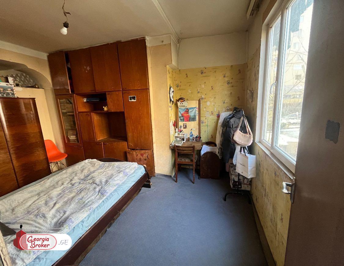 იყიდება ძველი გარემონტებული 3 ოთახიანი ბინა
