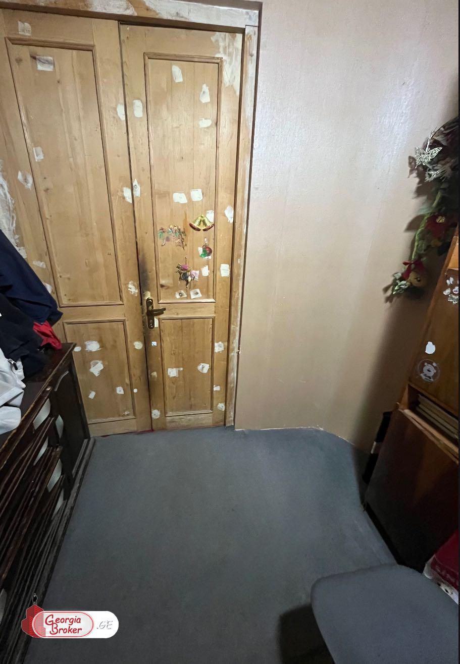 იყიდება ძველი გარემონტებული 3 ოთახიანი ბინა