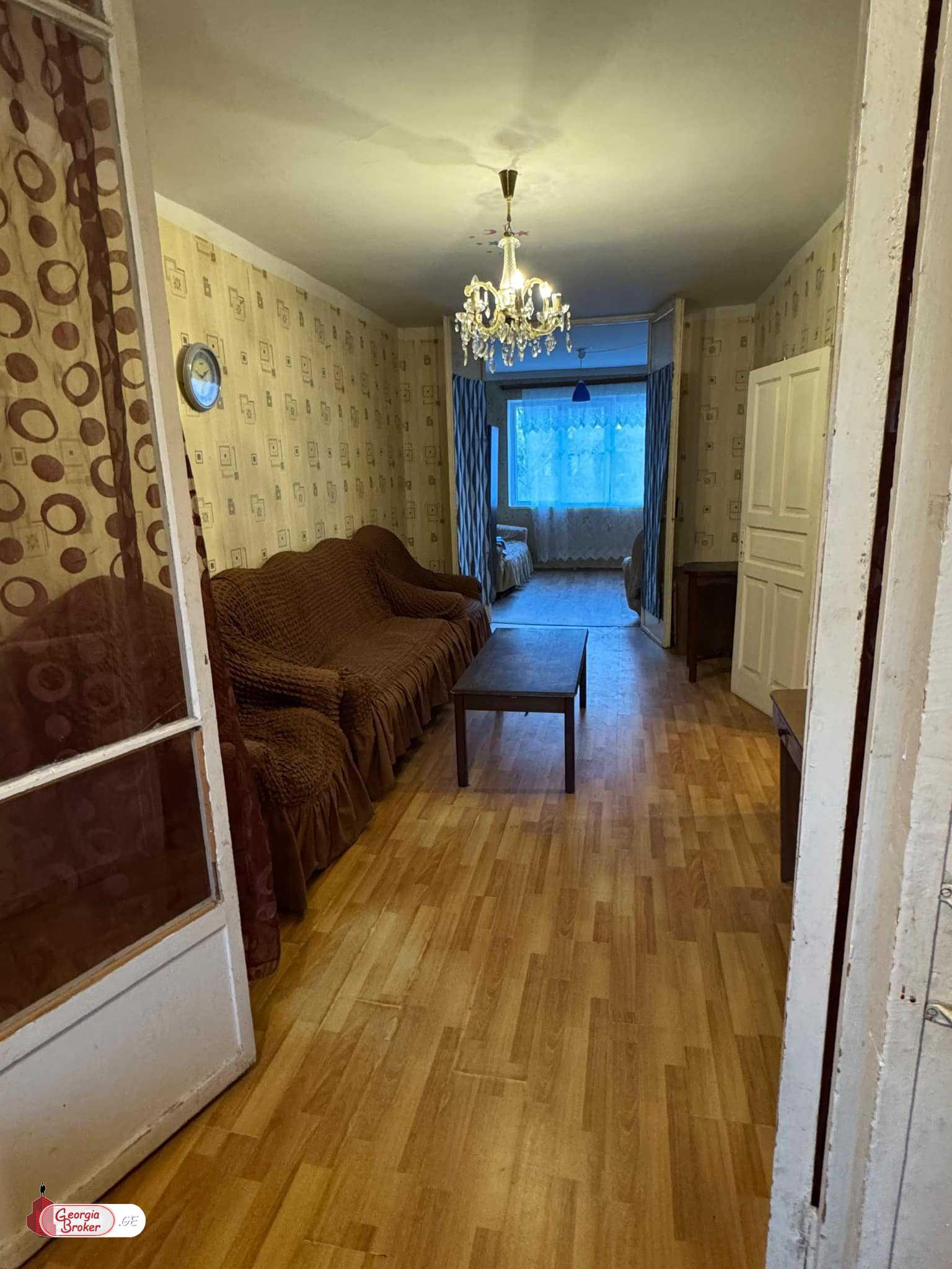 იყიდება ძველი გარემონტებული 3 ოთახიანი ბინა