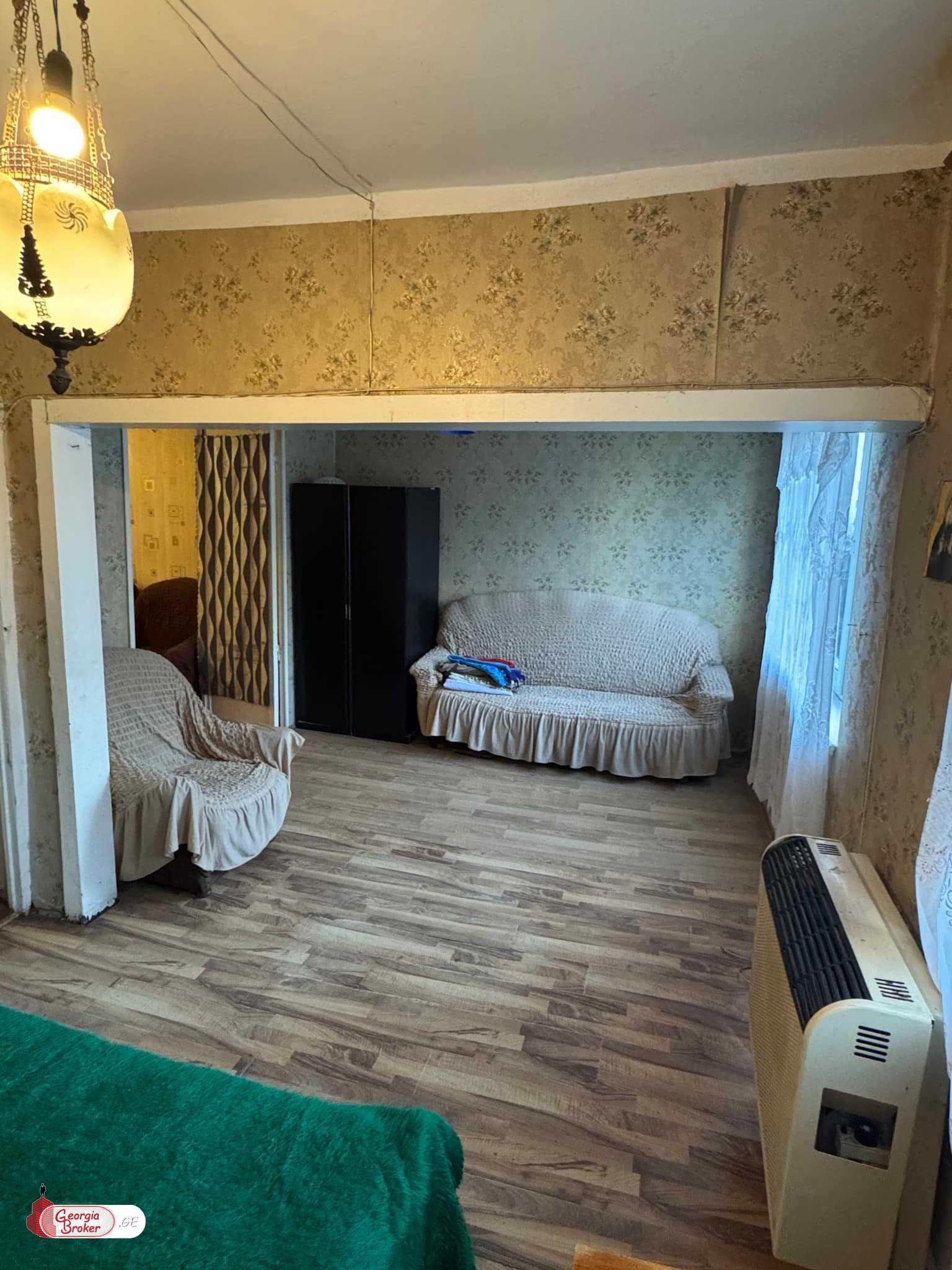 იყიდება ძველი გარემონტებული 3 ოთახიანი ბინა