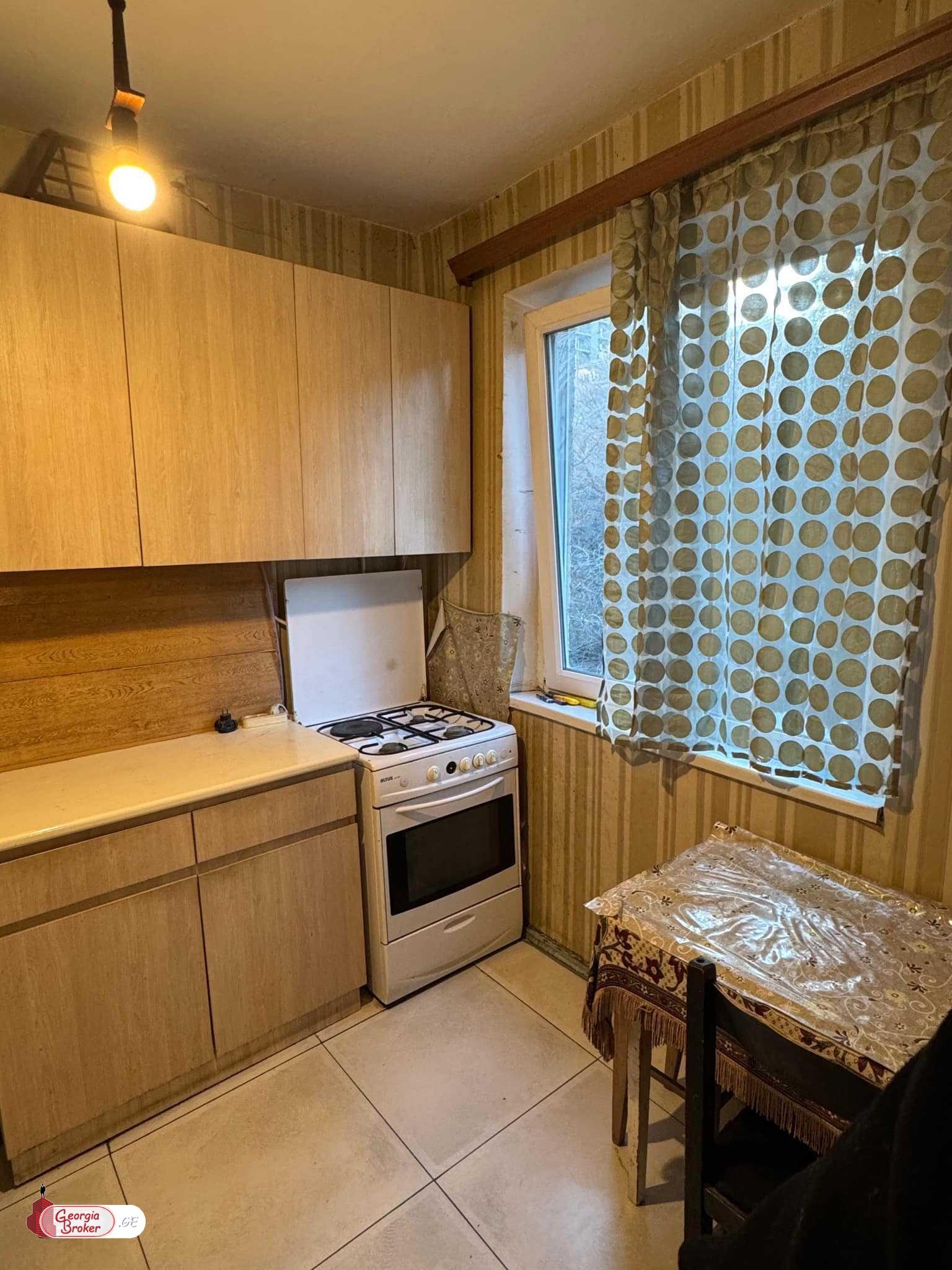 იყიდება ძველი გარემონტებული 3 ოთახიანი ბინა