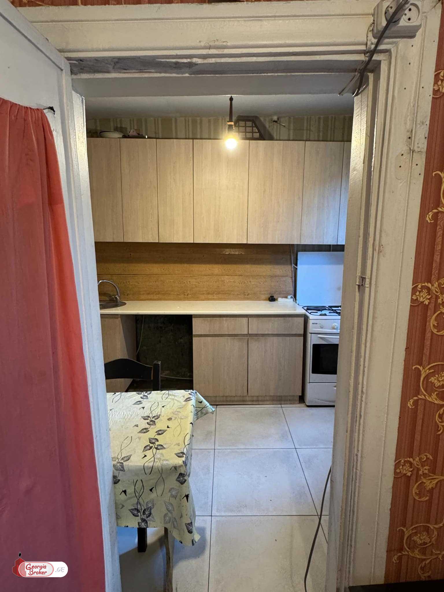 იყიდება ძველი გარემონტებული 3 ოთახიანი ბინა