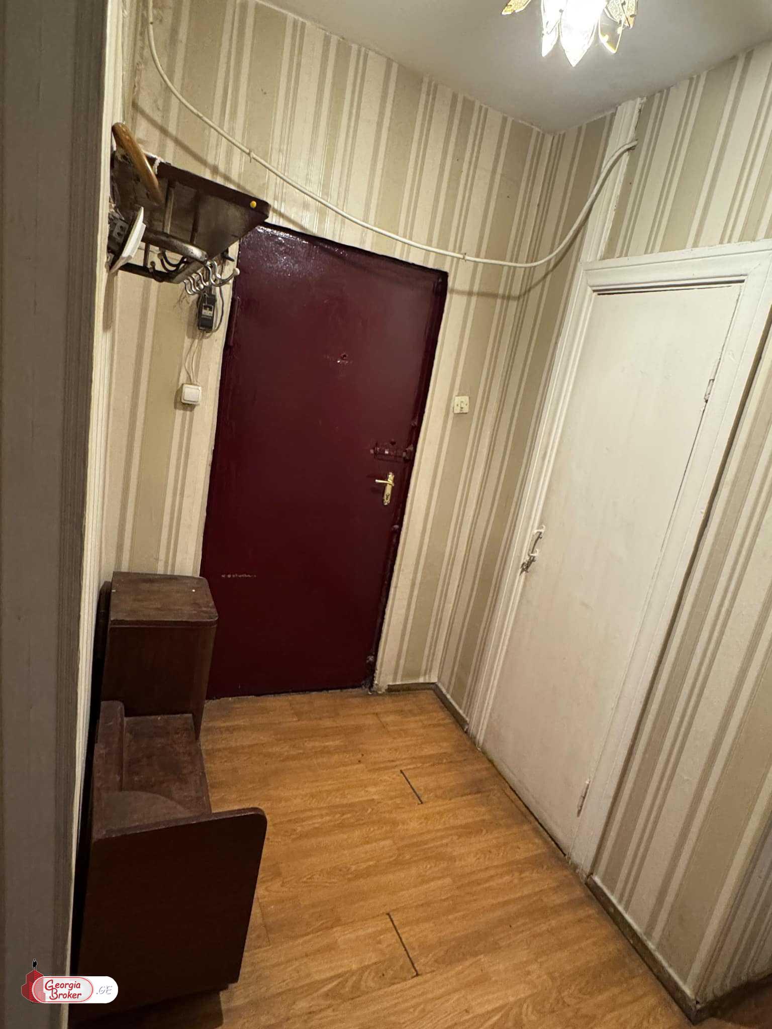 იყიდება ძველი გარემონტებული 3 ოთახიანი ბინა