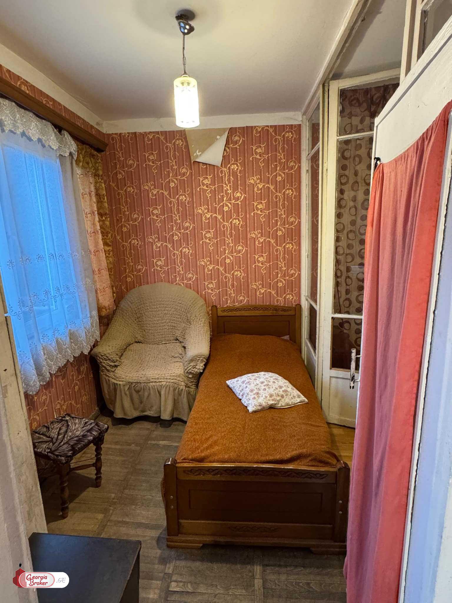 იყიდება ძველი გარემონტებული 3 ოთახიანი ბინა