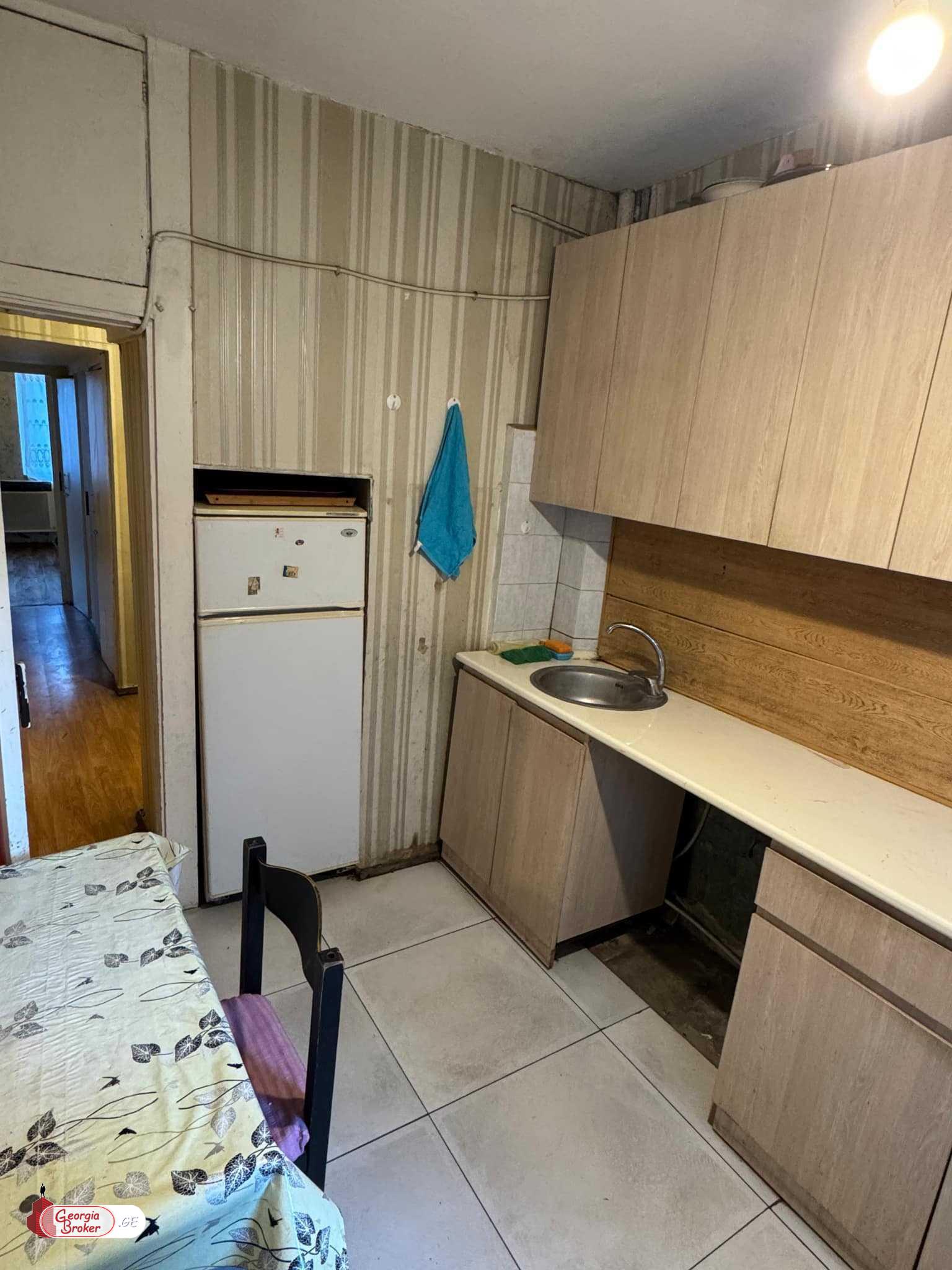 იყიდება ძველი გარემონტებული 3 ოთახიანი ბინა