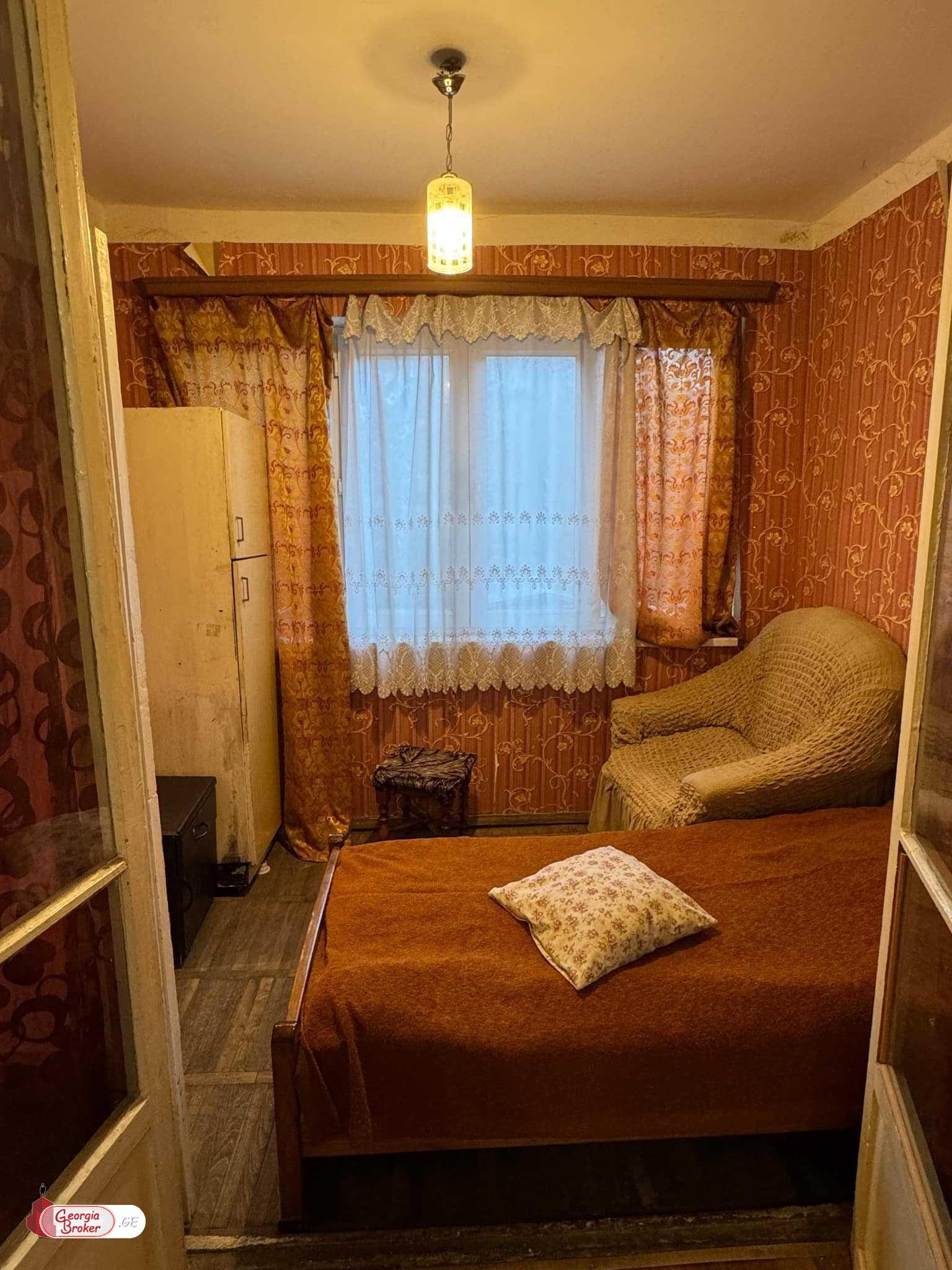 იყიდება ძველი გარემონტებული 3 ოთახიანი ბინა