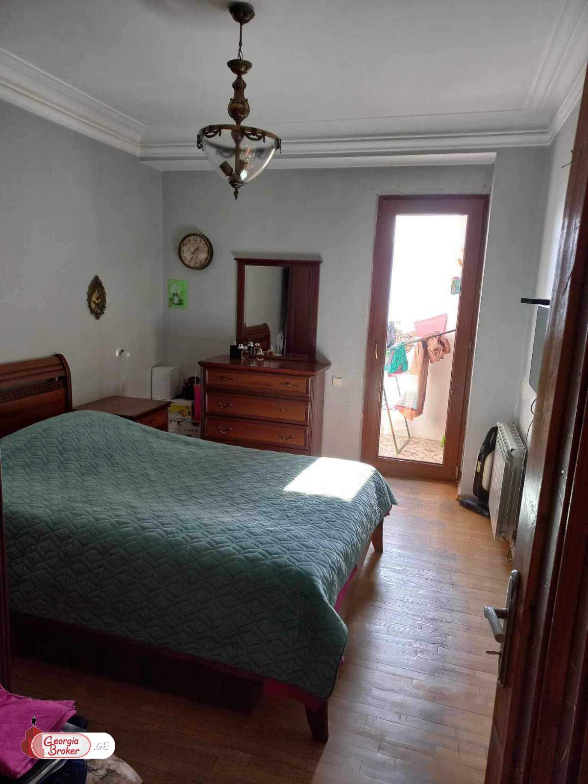 იყიდება ძველი გარემონტებული 3 ოთახიანი ბინა