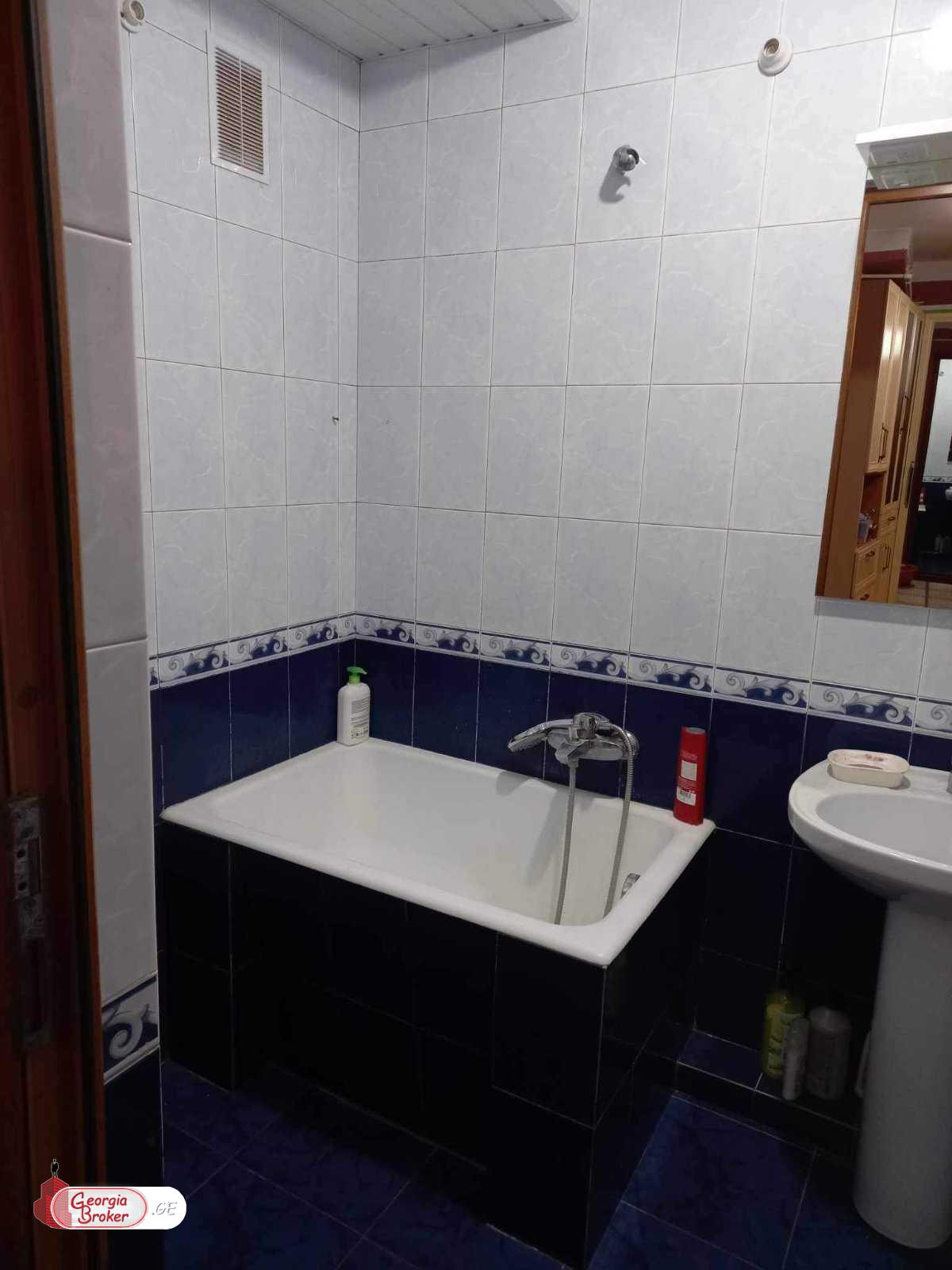 იყიდება ძველი გარემონტებული 3 ოთახიანი ბინა