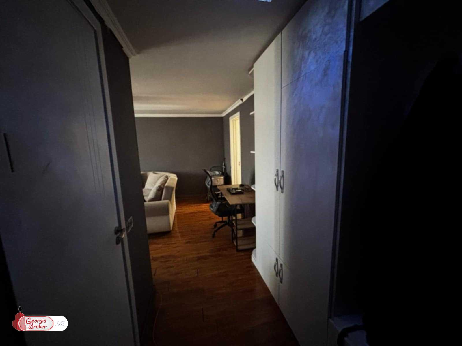 იყიდება ძველი გარემონტებული 2 ოთახიანი ბინა