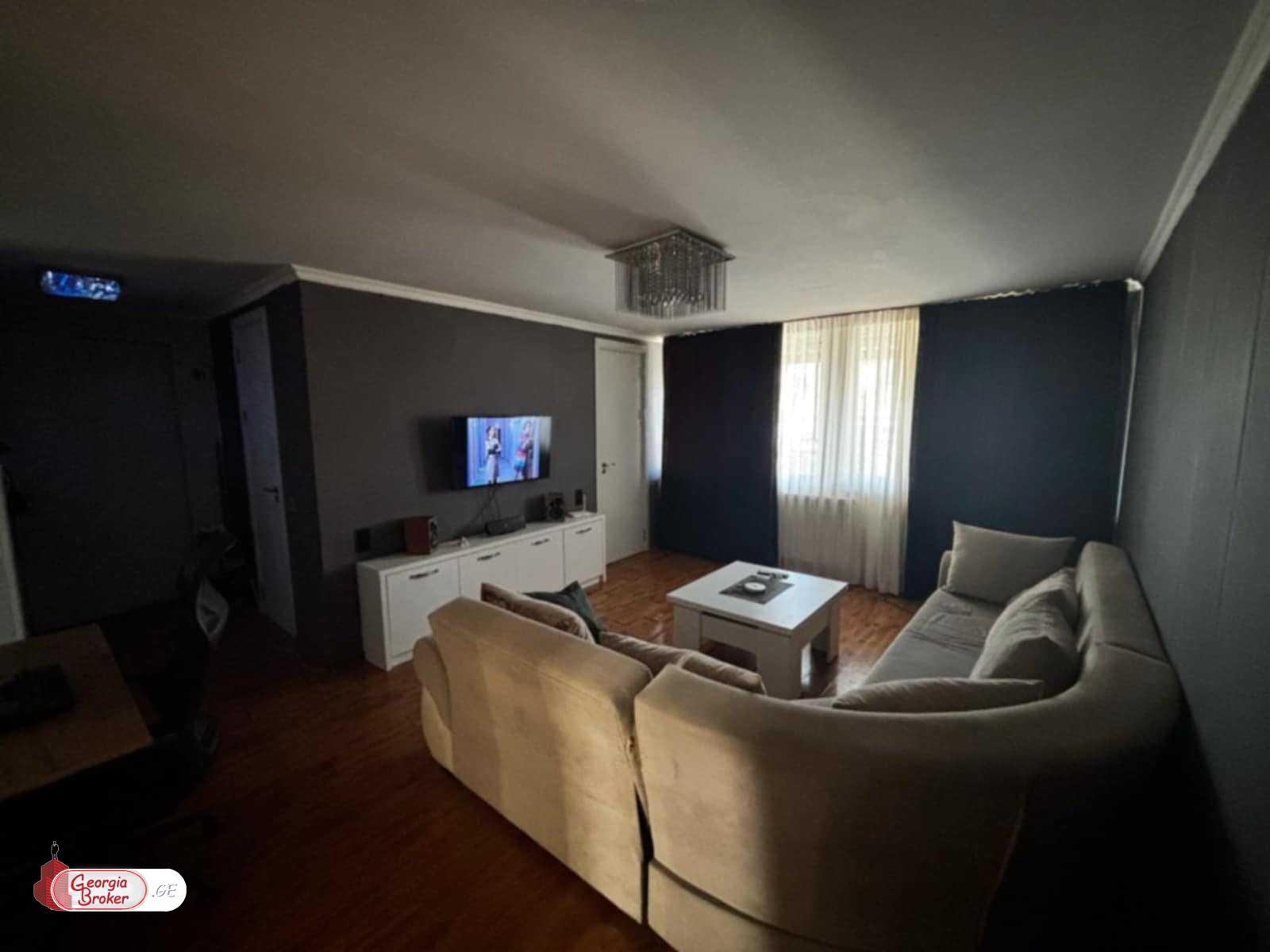 იყიდება ძველი გარემონტებული 2 ოთახიანი ბინა