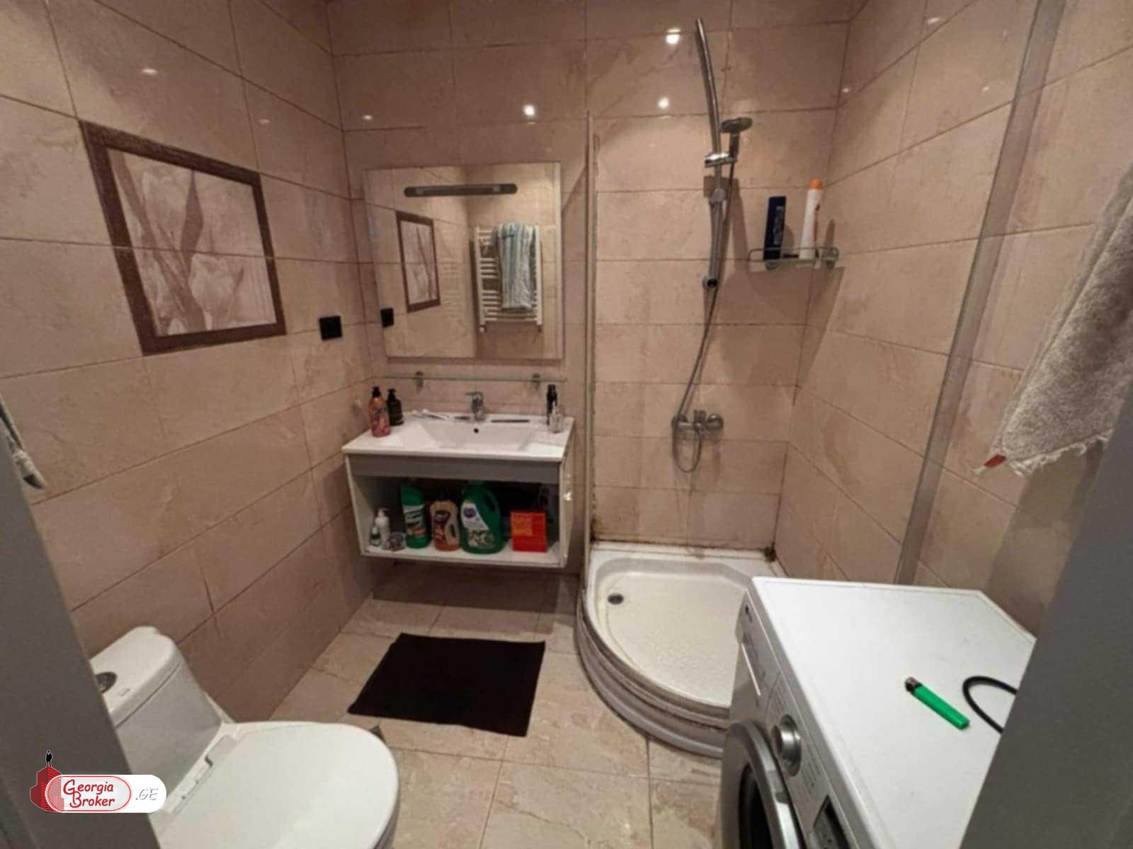 იყიდება ძველი გარემონტებული 2 ოთახიანი ბინა