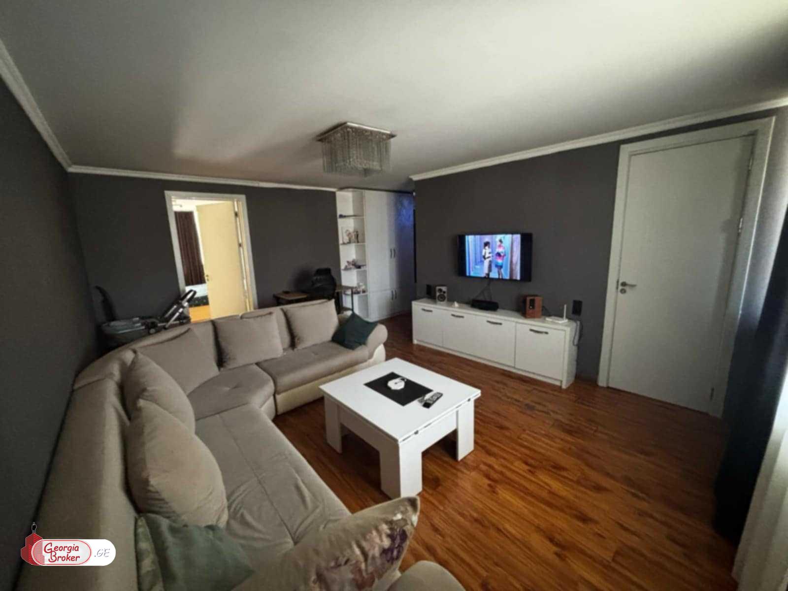 იყიდება ძველი გარემონტებული 2 ოთახიანი ბინა