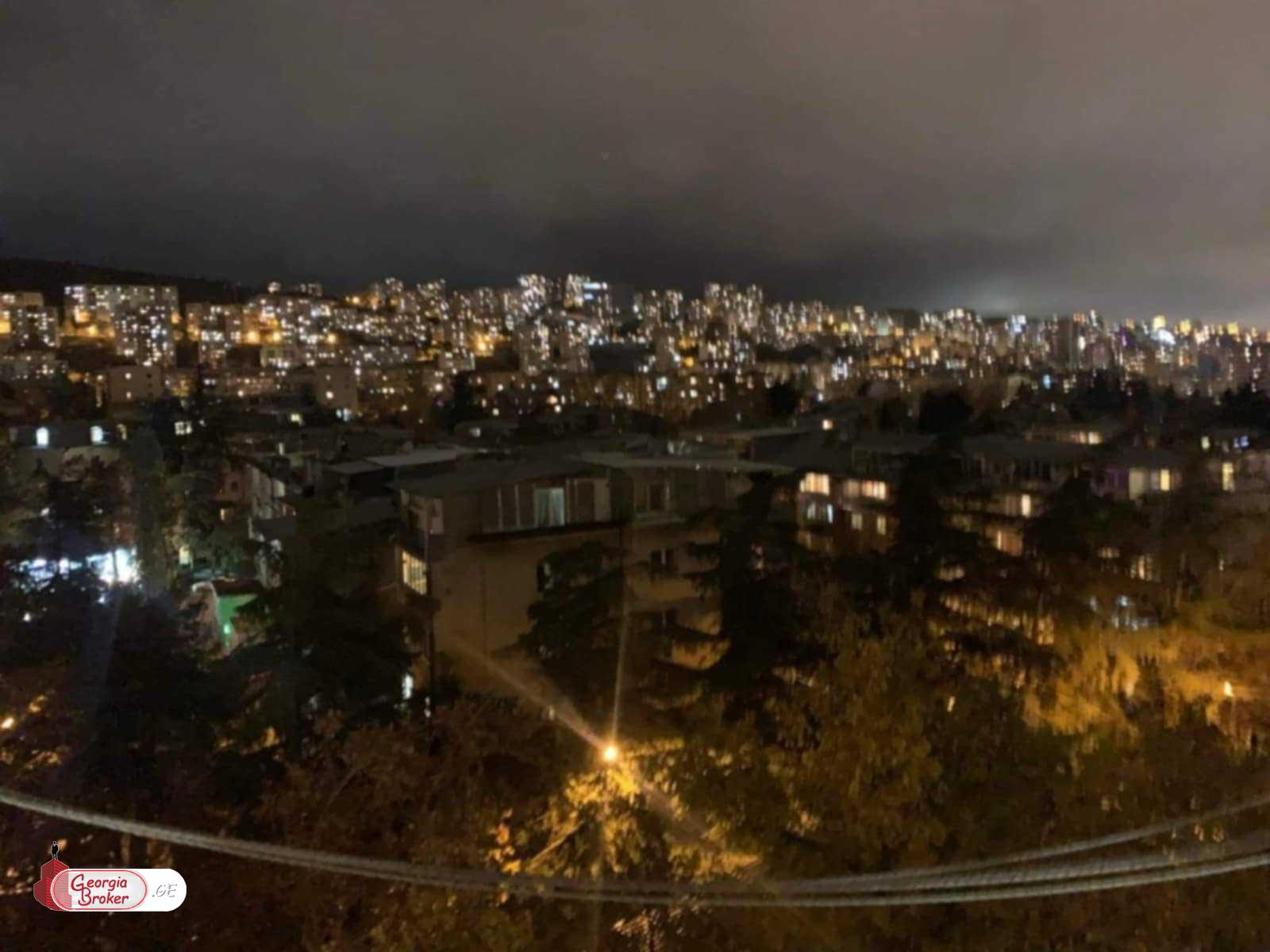 იყიდება ძველი გარემონტებული 2 ოთახიანი ბინა