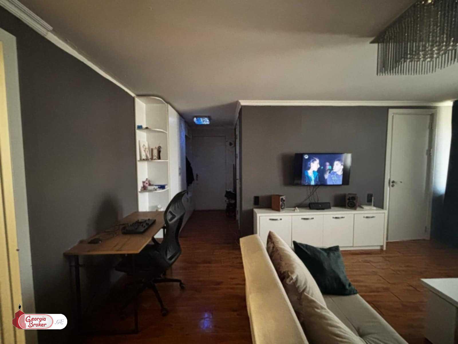 იყიდება ძველი გარემონტებული 2 ოთახიანი ბინა