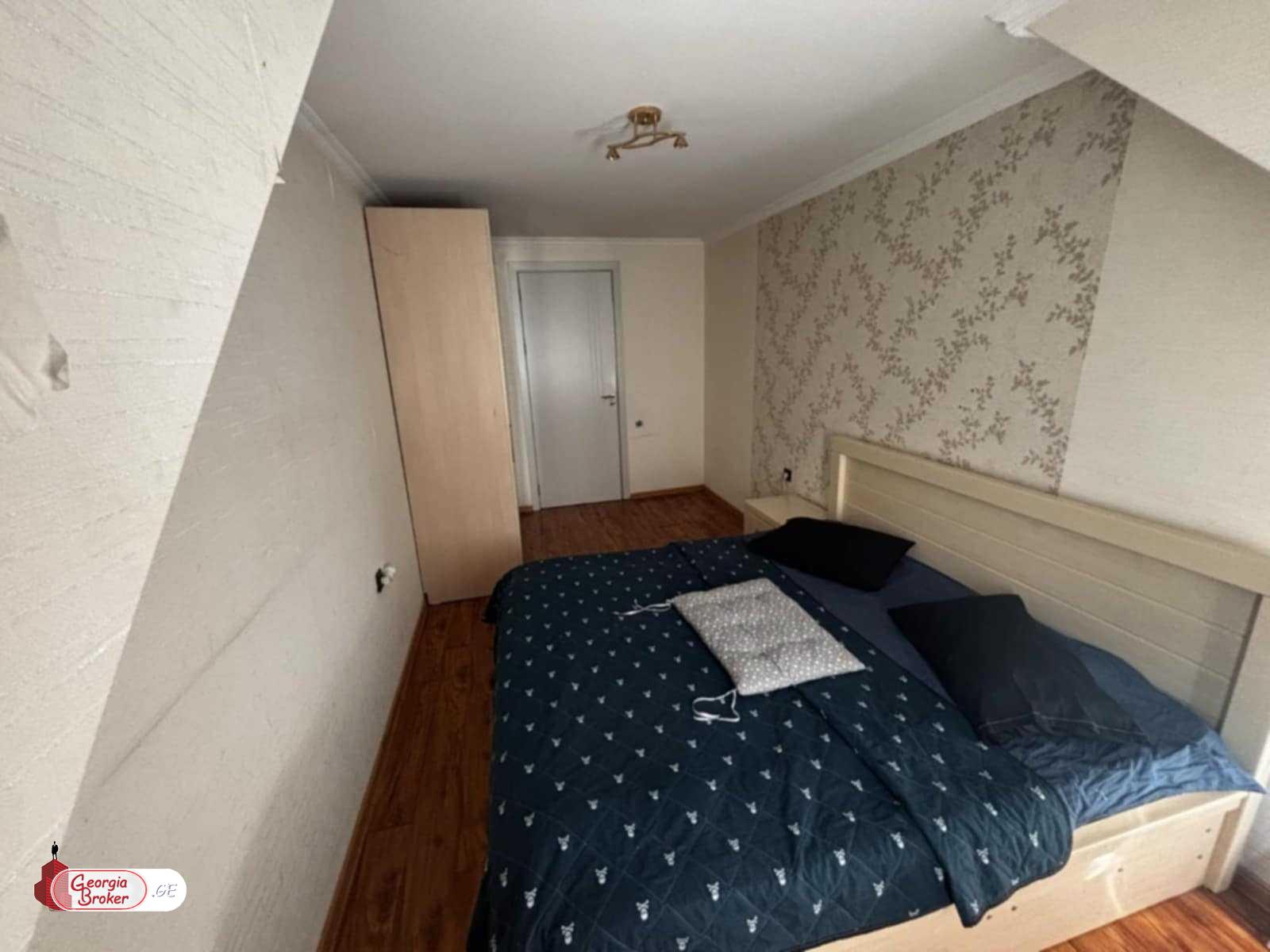 იყიდება ძველი გარემონტებული 2 ოთახიანი ბინა