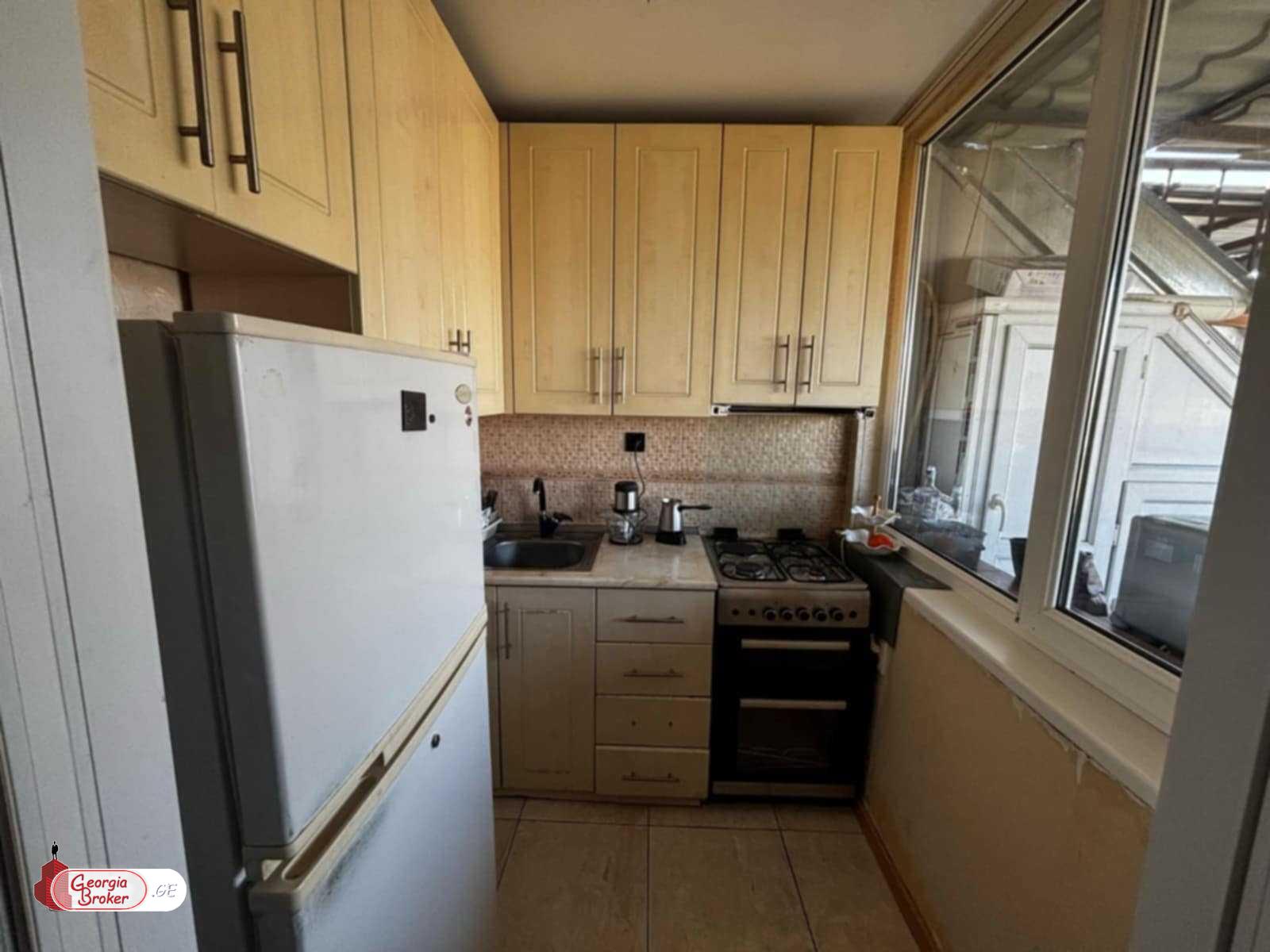 იყიდება ძველი გარემონტებული 2 ოთახიანი ბინა