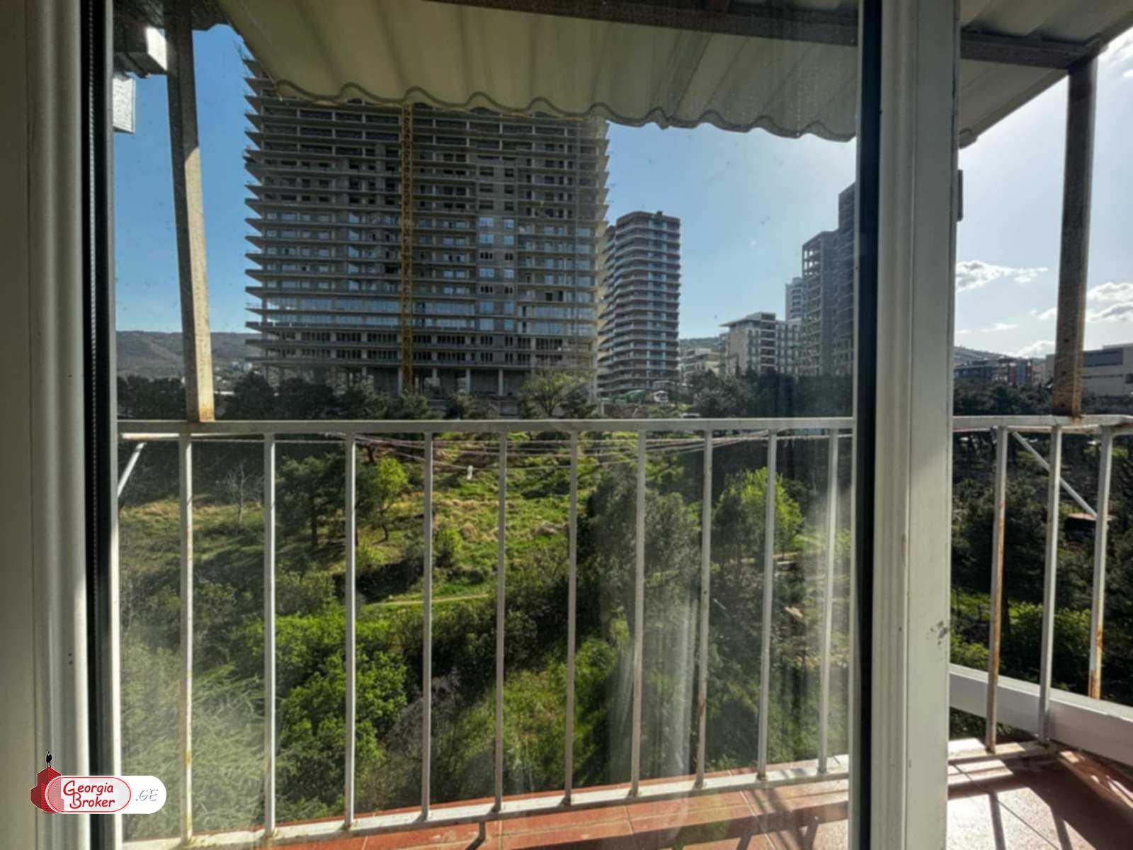 იყიდება ძველი გარემონტებული 2 ოთახიანი ბინა