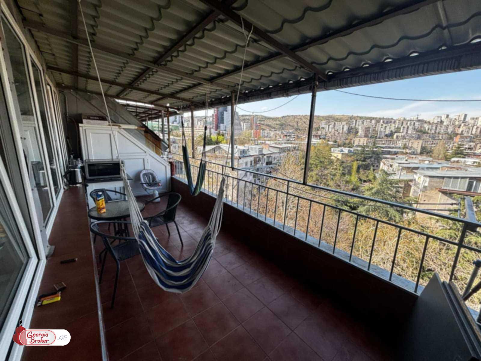 იყიდება ძველი გარემონტებული 2 ოთახიანი ბინა