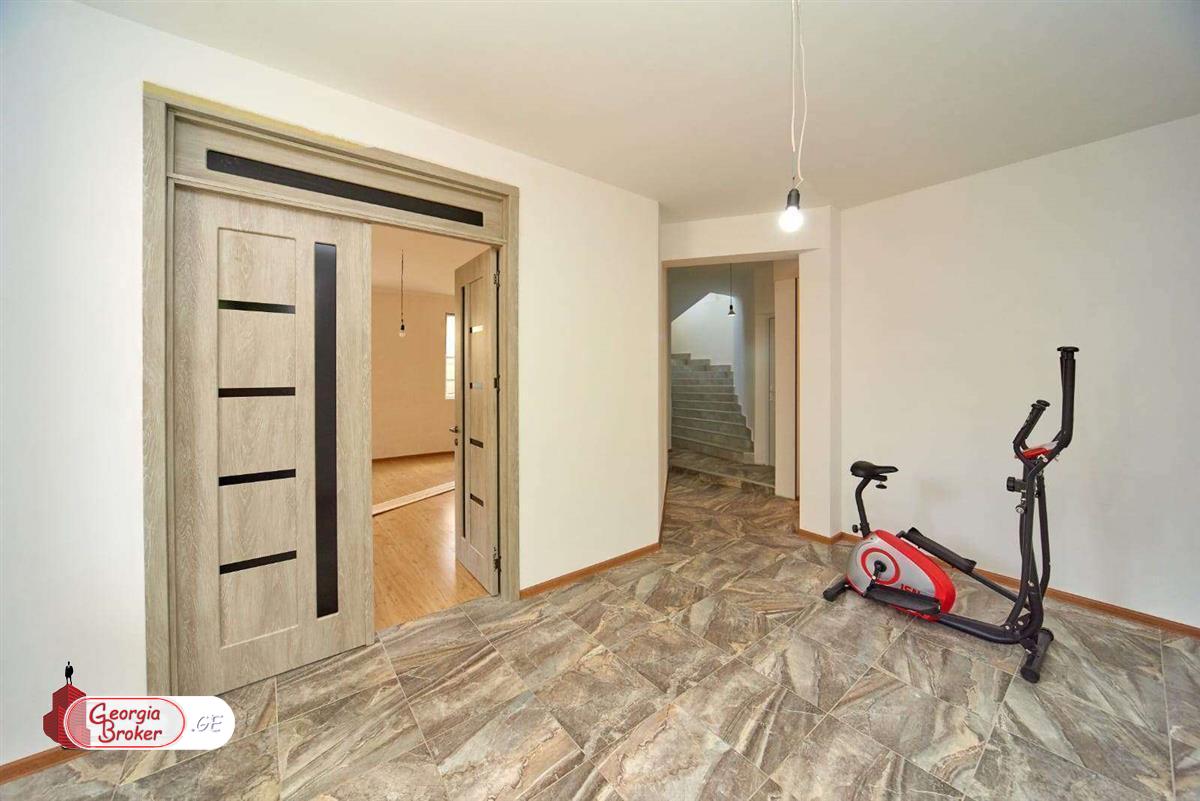 продается дом с новым ремонтом 6-комнат