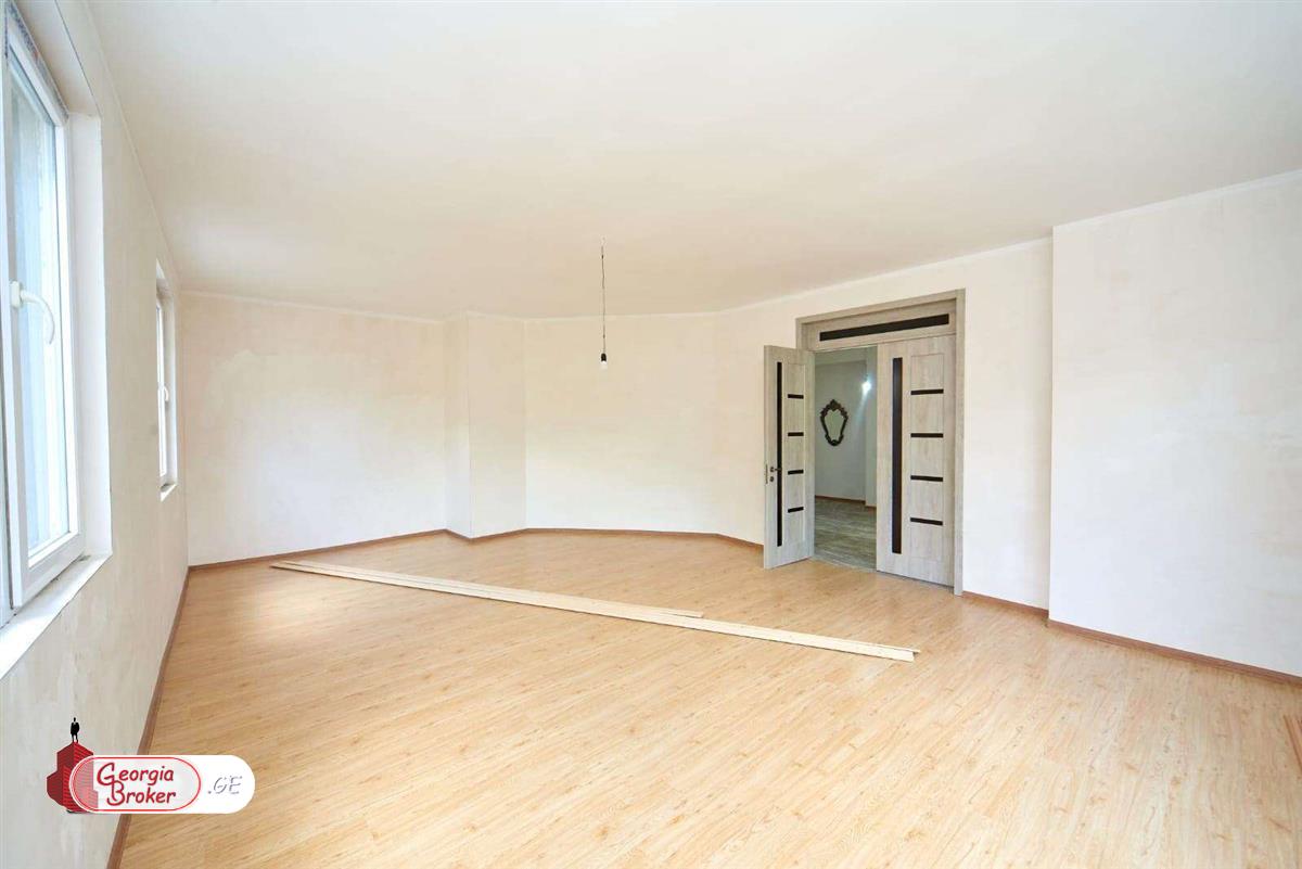 продается дом с новым ремонтом 6-комнат