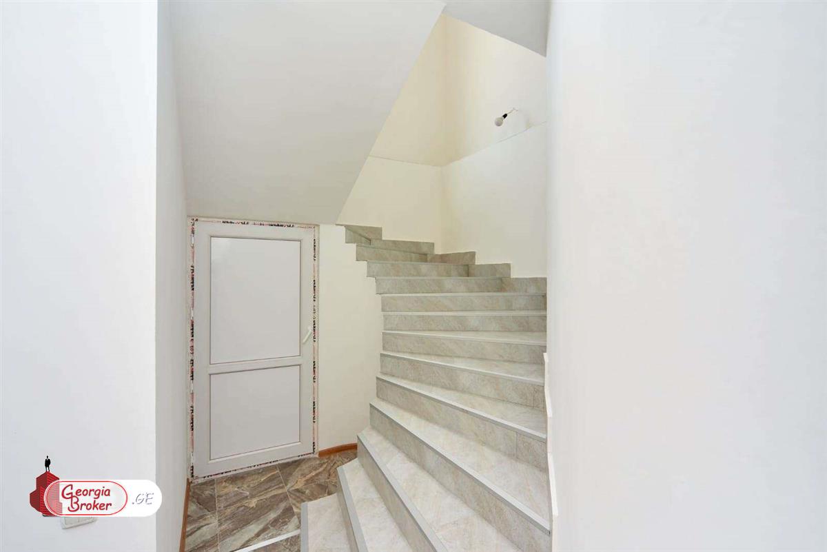 продается дом с новым ремонтом 6-комнат