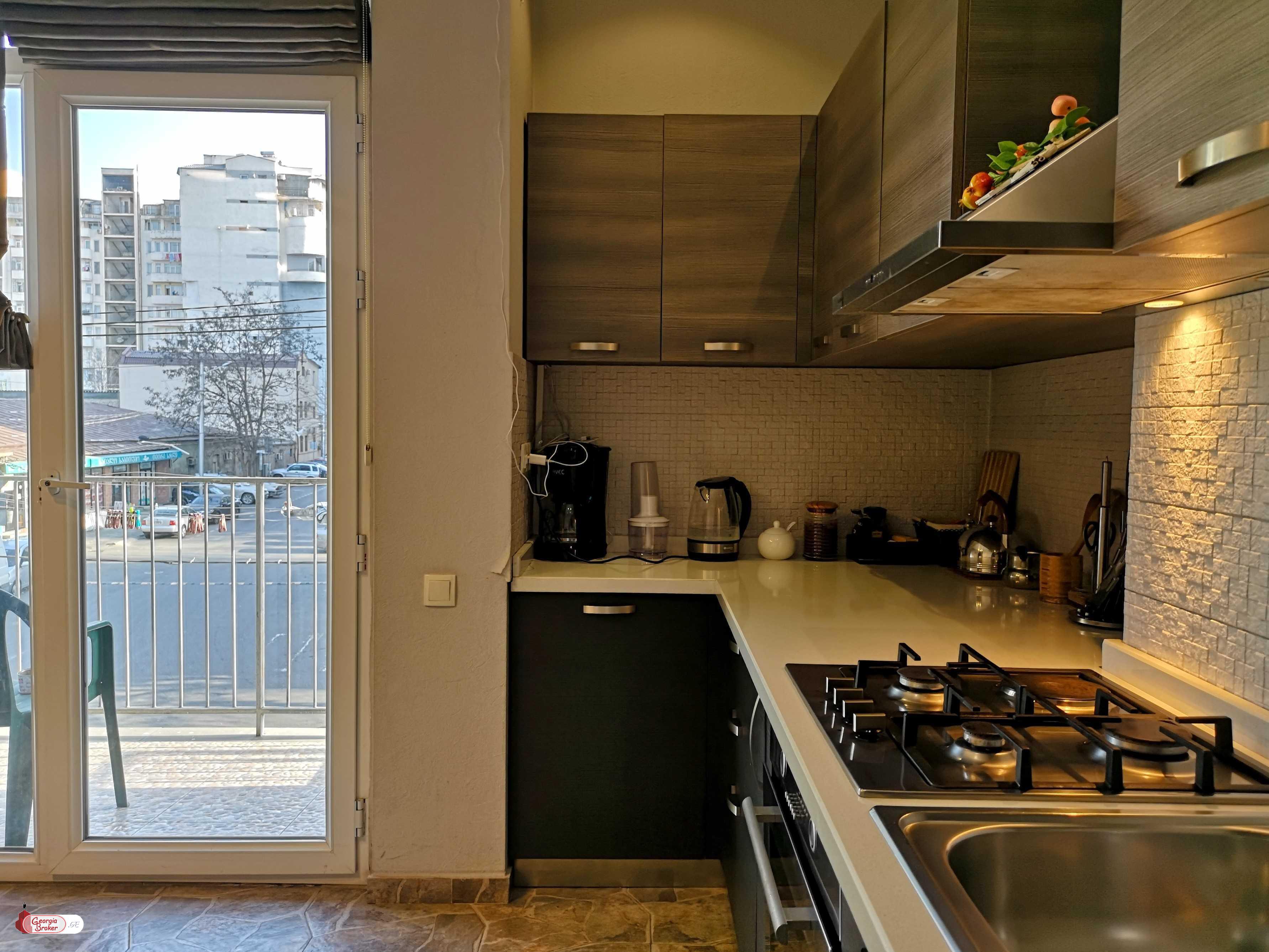 продается квартира с новым ремонтом 4-комнаты