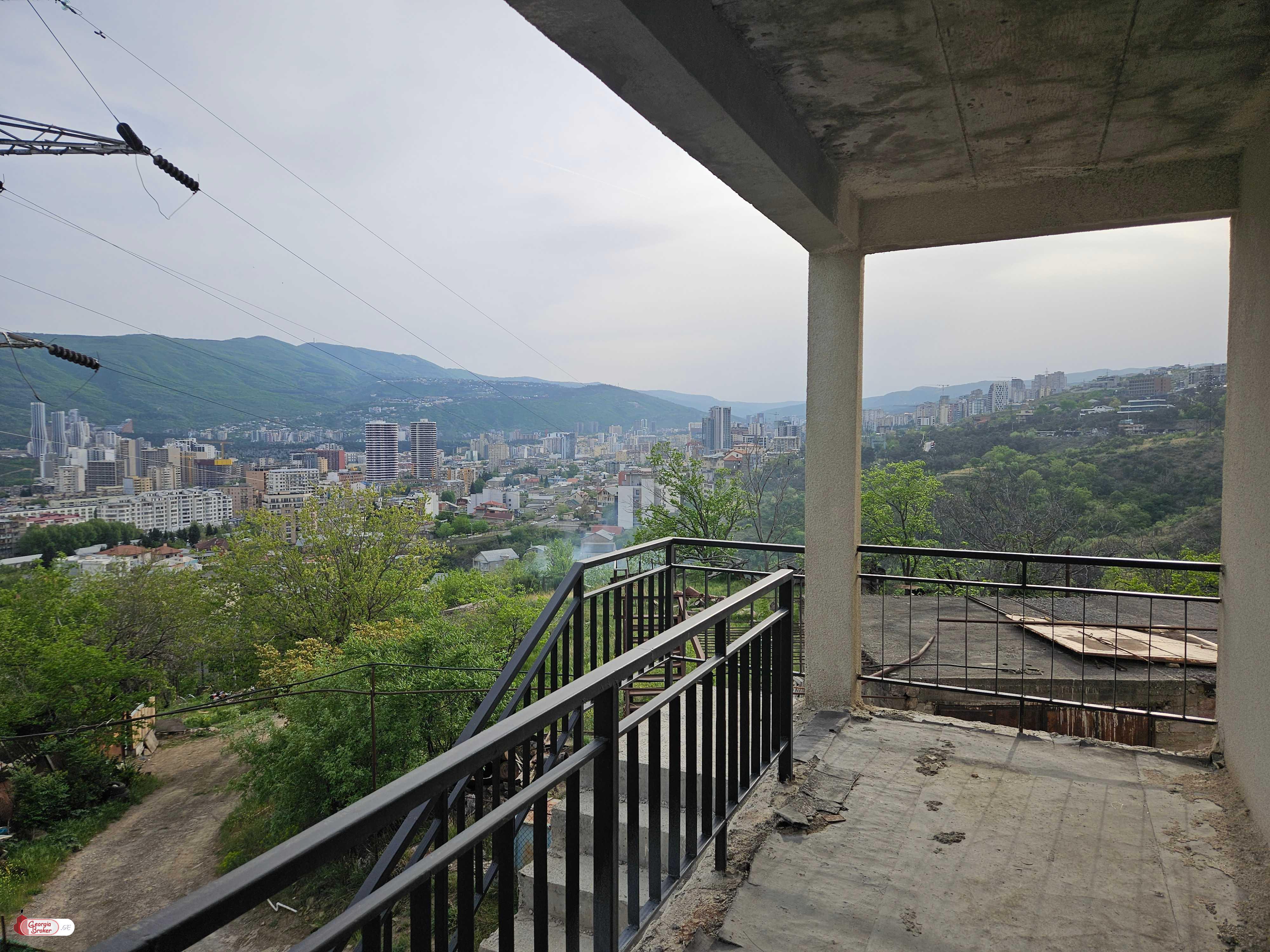 იყიდება ახალი აშენებული 6 ოთახიანი სახლი