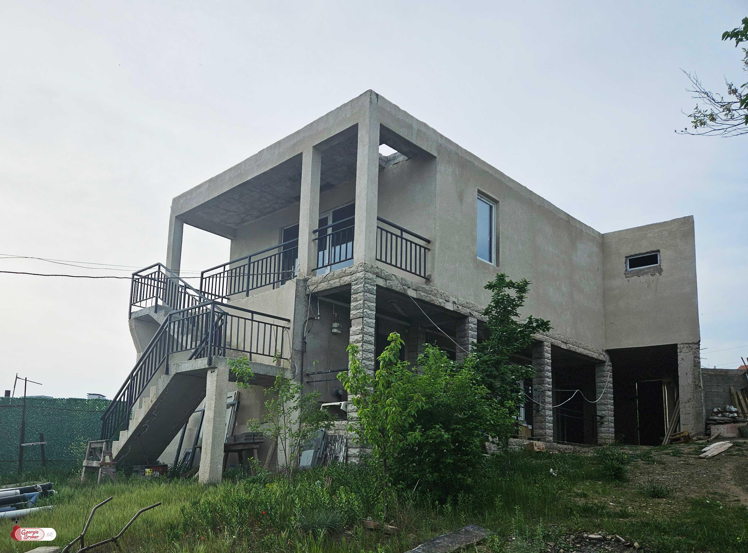 იყიდება ახალი აშენებული 6 ოთახიანი სახლი