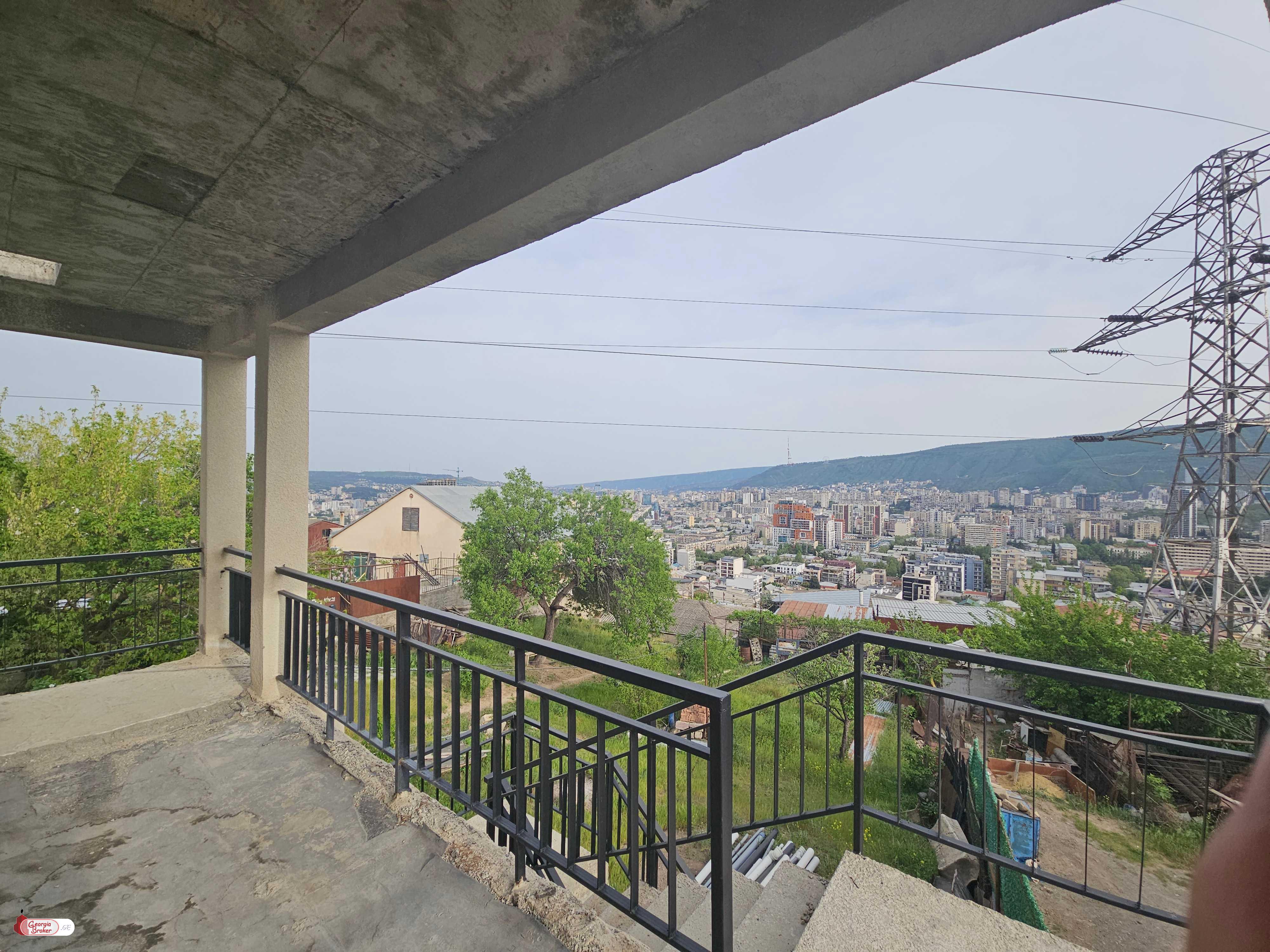 იყიდება ახალი აშენებული 6 ოთახიანი სახლი