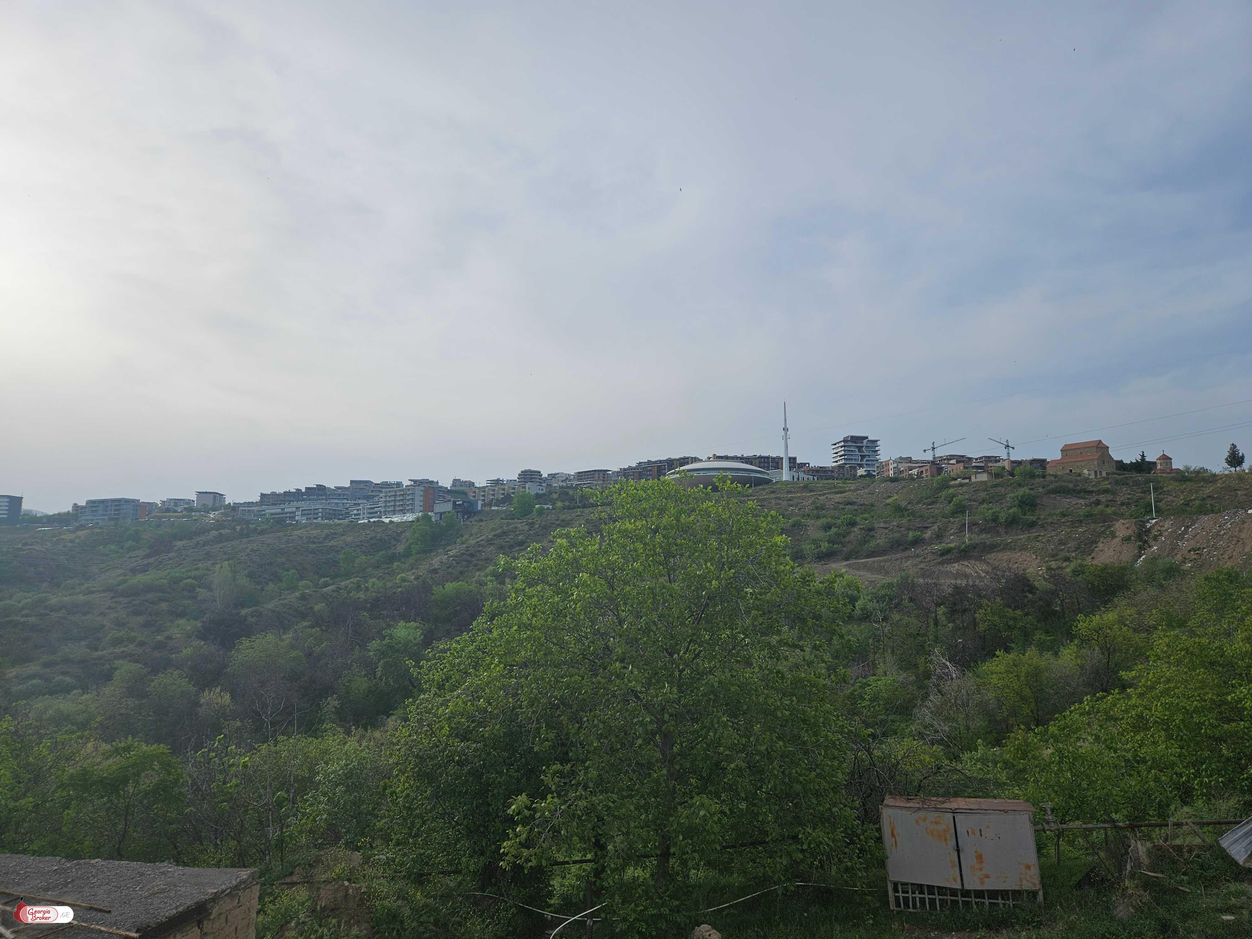 იყიდება ახალი აშენებული 6 ოთახიანი სახლი