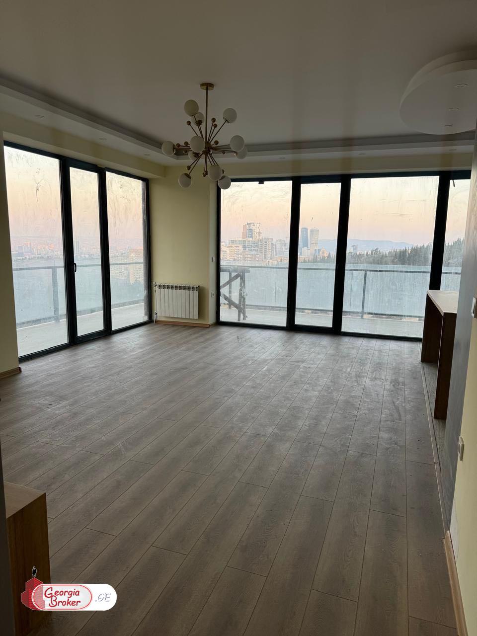 продается квартира с новым ремонтом 4-комнаты