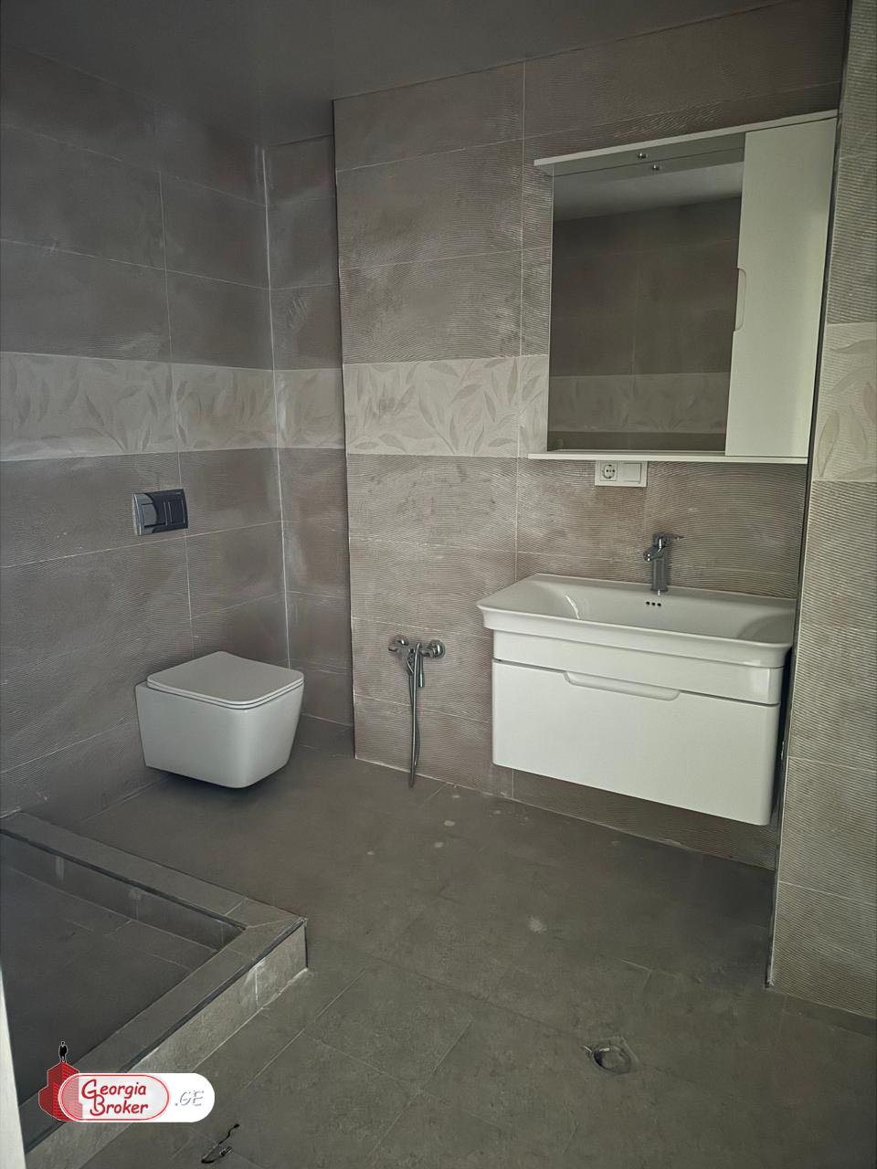 продается квартира с новым ремонтом 4-комнаты