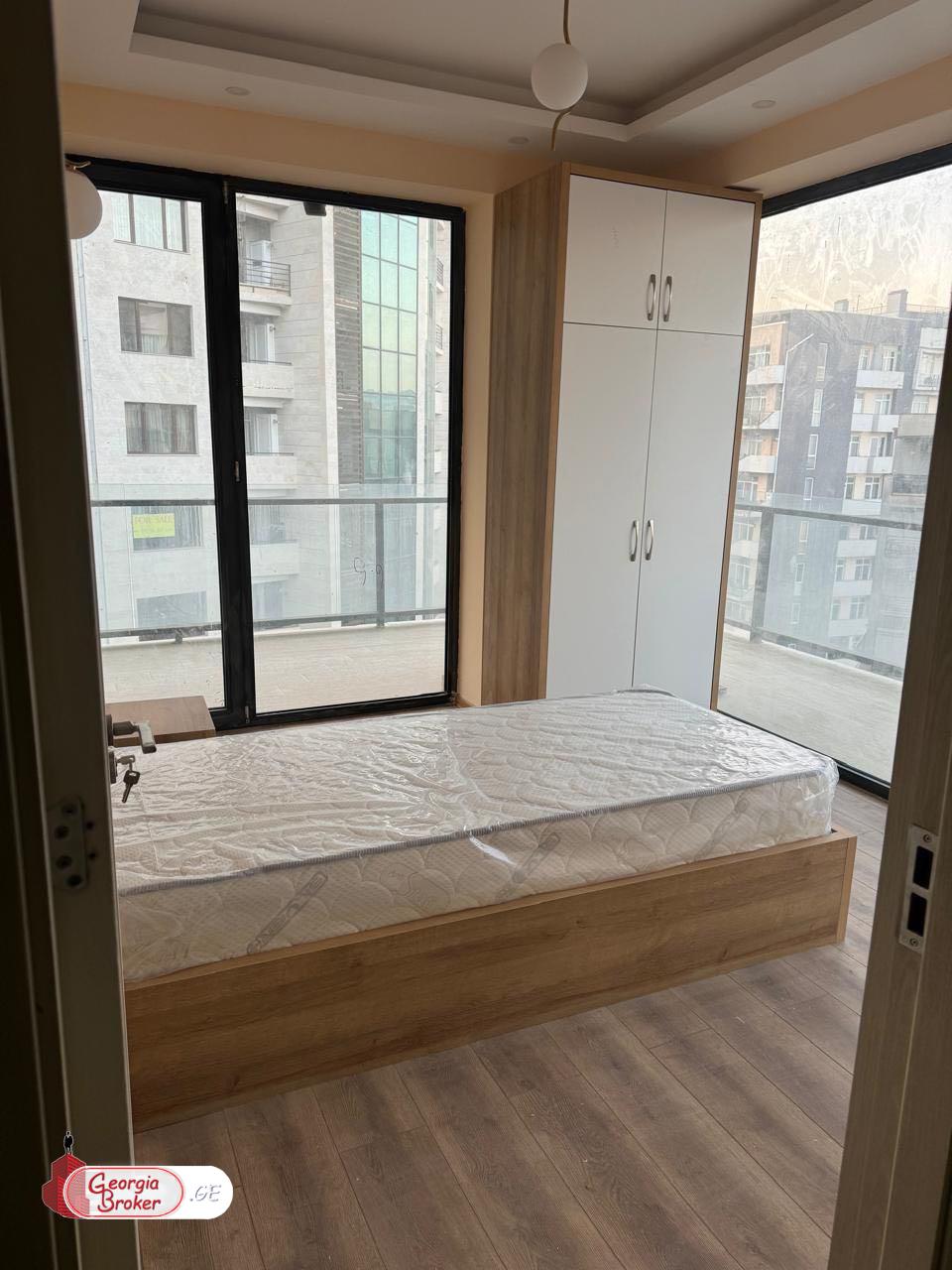 продается квартира с новым ремонтом 4-комнаты