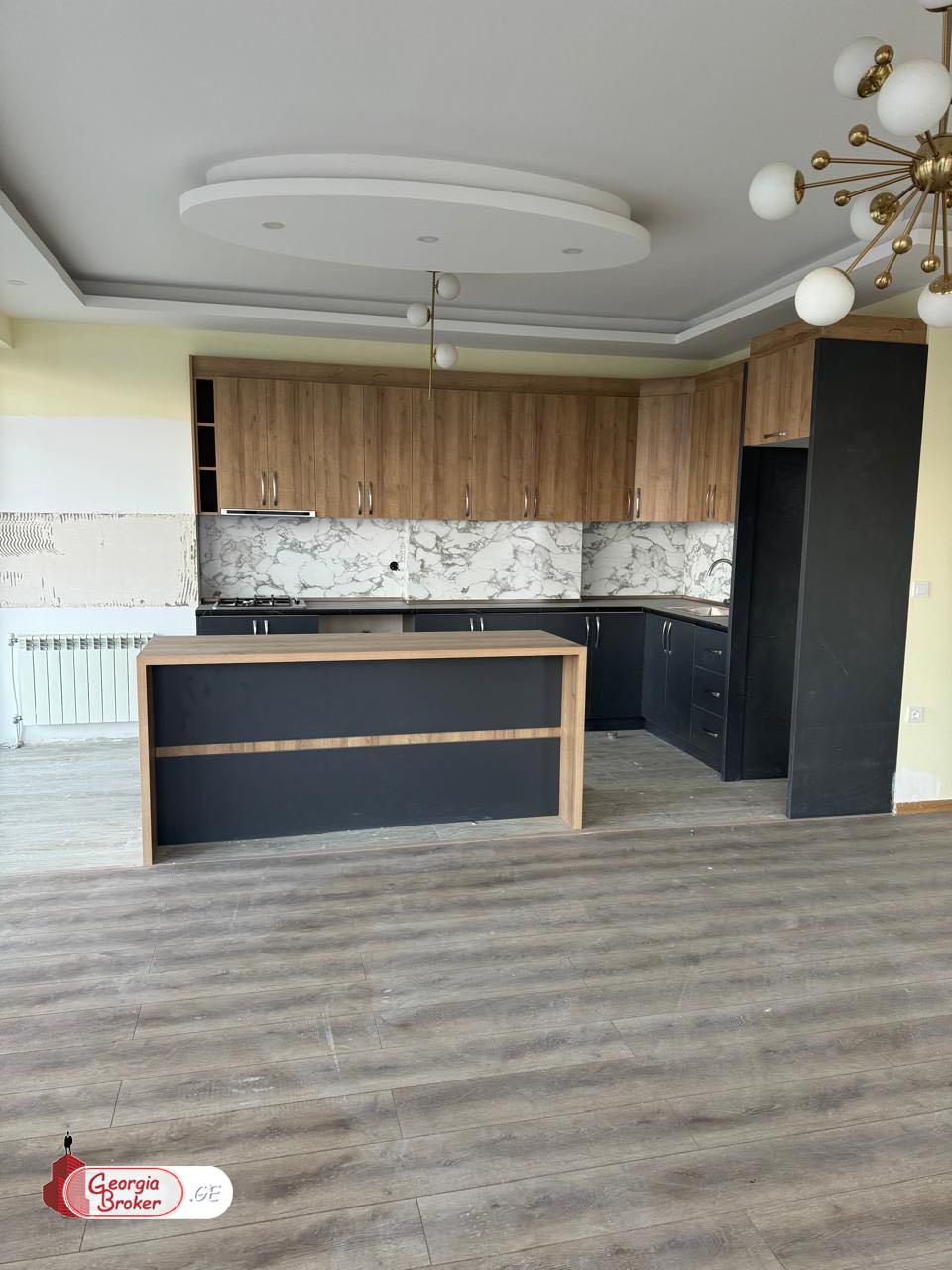 продается квартира с новым ремонтом 4-комнаты