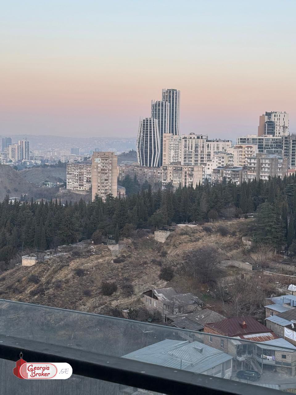 продается квартира с новым ремонтом 4-комнаты