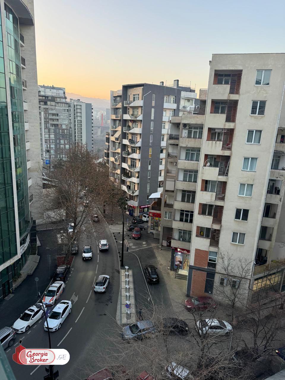 продается квартира с новым ремонтом 4-комнаты