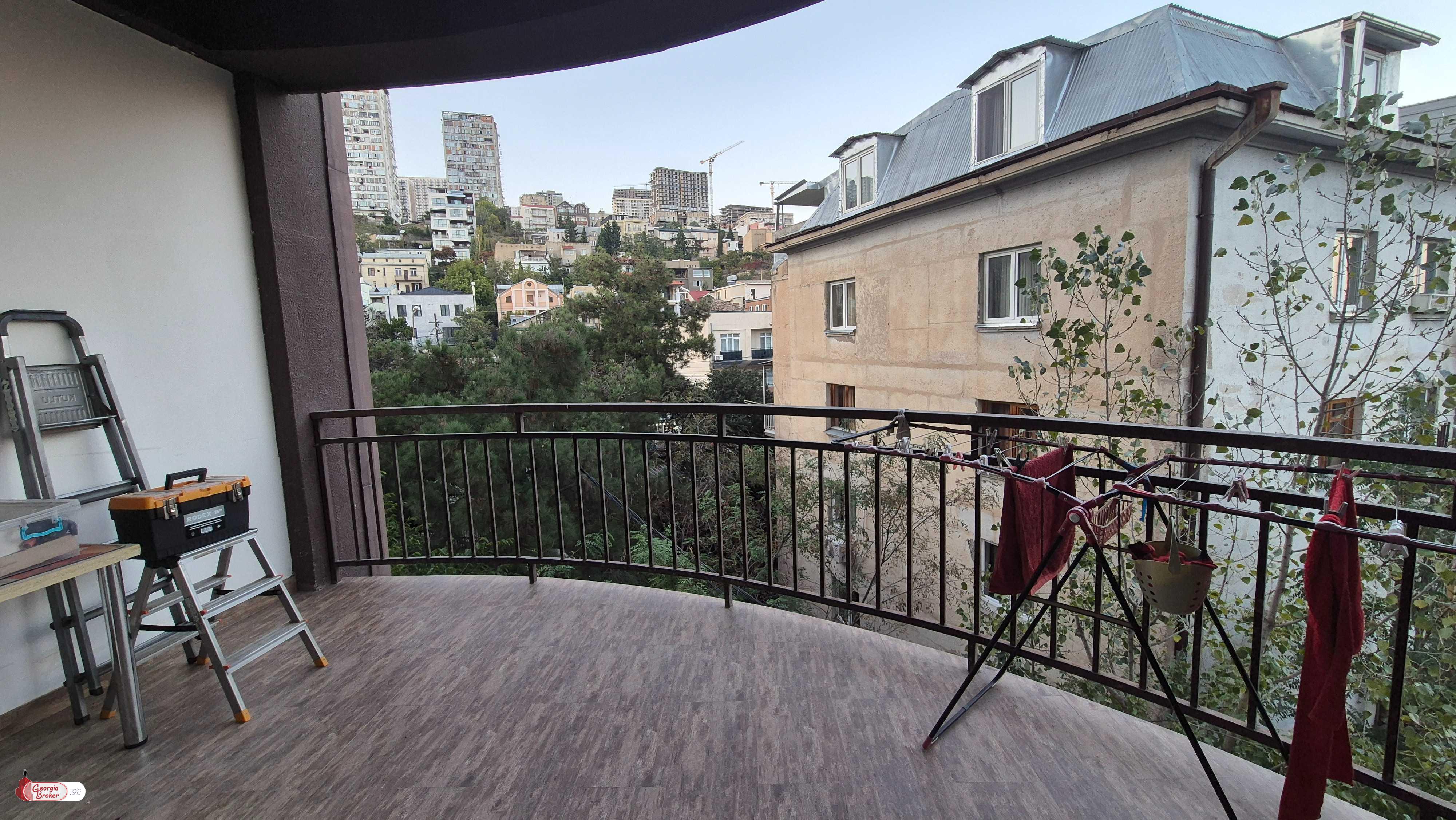 продается квартира с новым ремонтом 4-комнаты