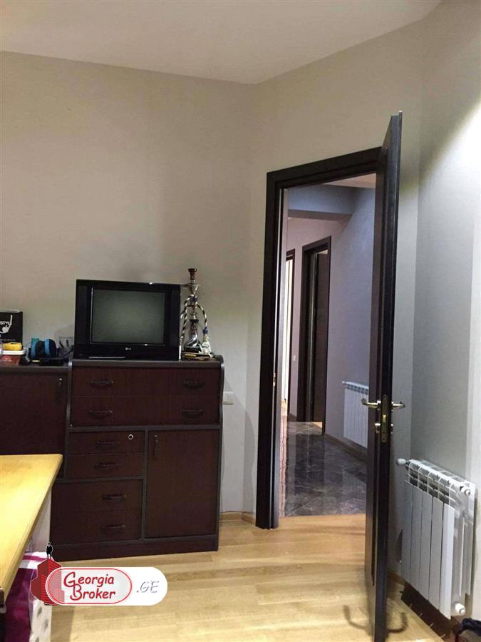 продается квартира с новым ремонтом 4-комнаты