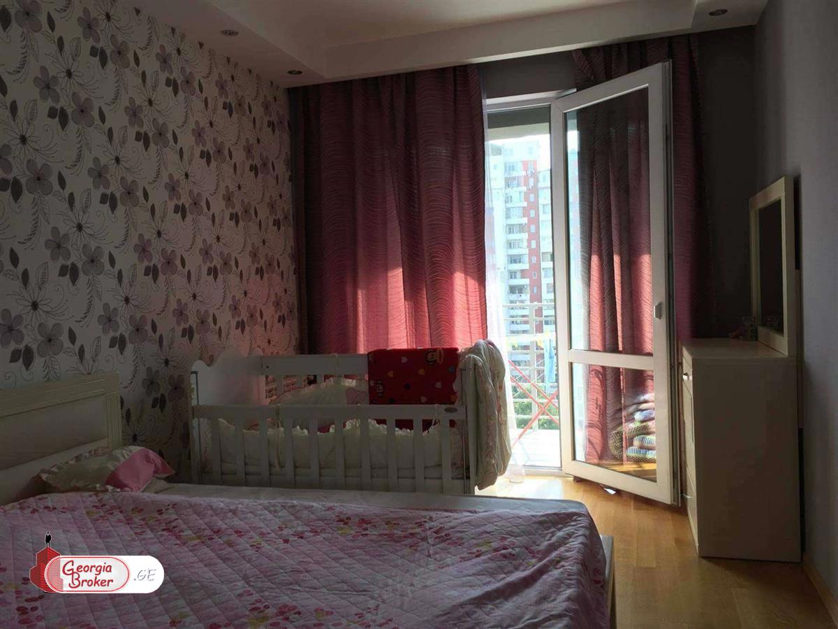 продается квартира с новым ремонтом 4-комнаты