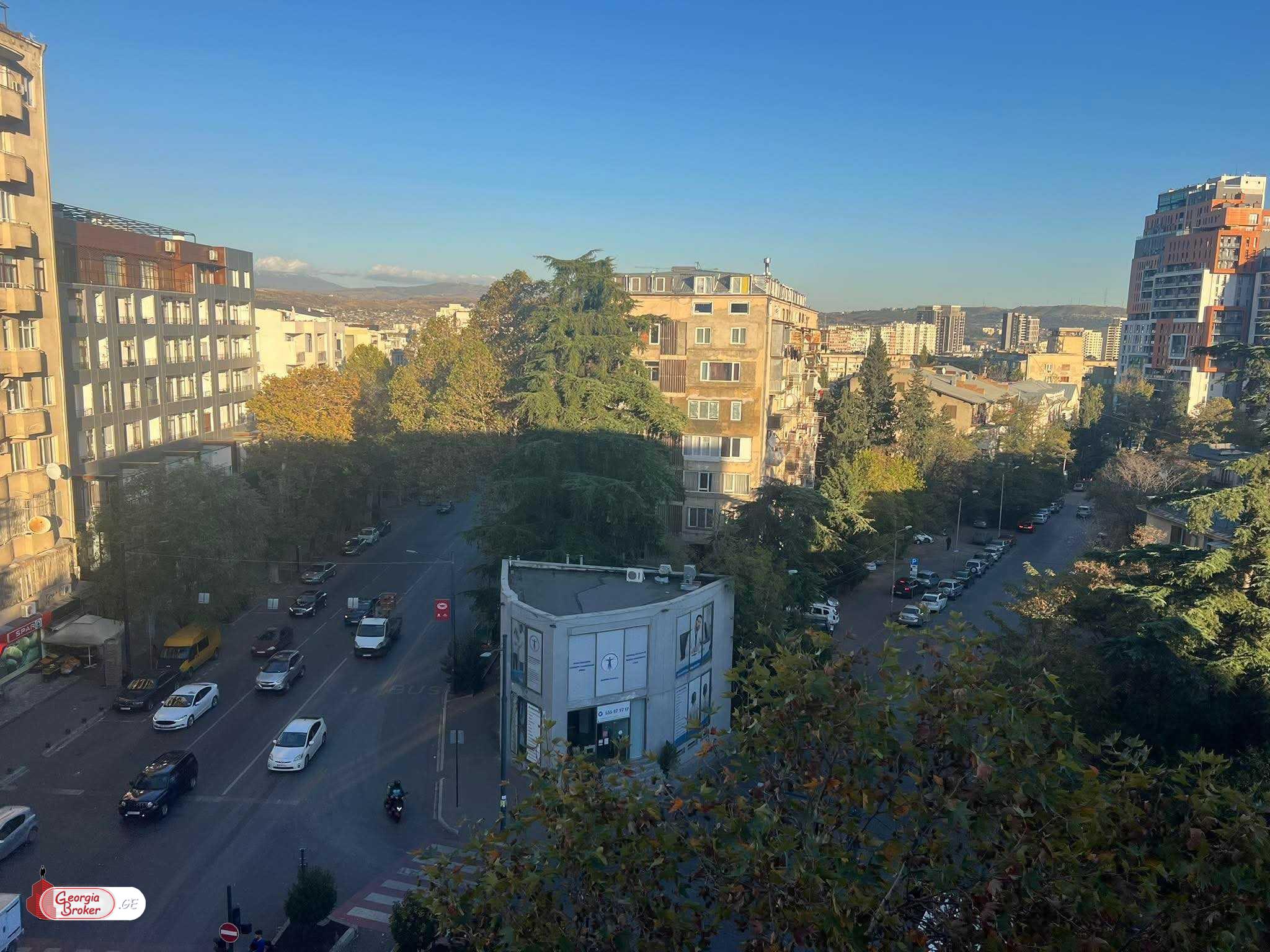 იყიდება ახალი გარემონტებული 5 ოთახიანი ბინა