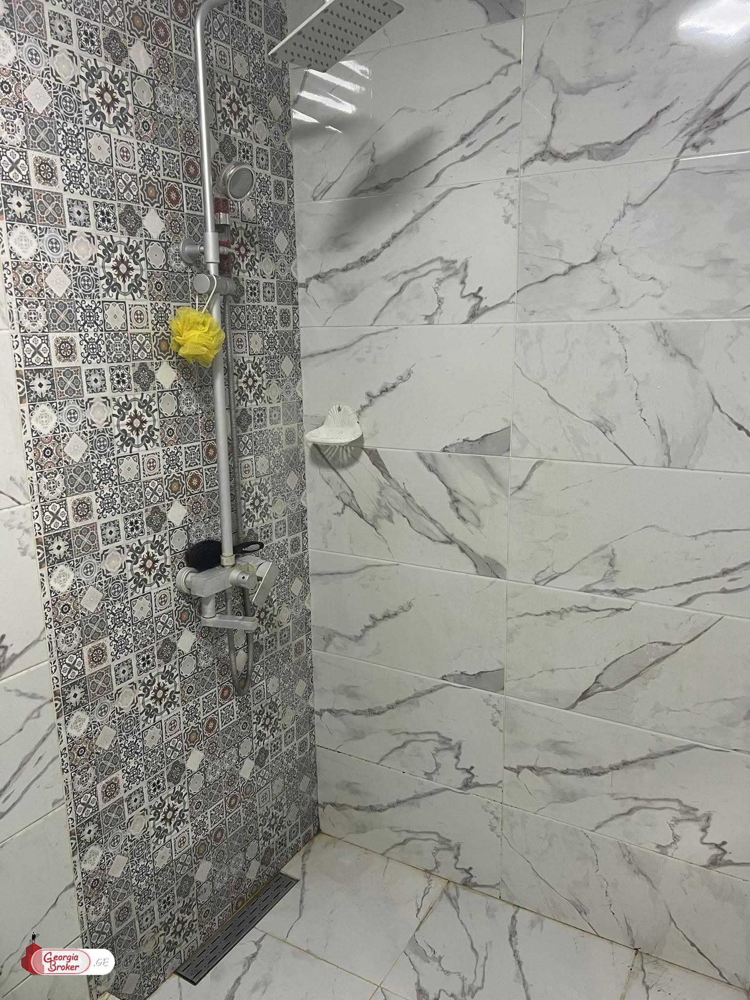 იყიდება ახალი გარემონტებული 5 ოთახიანი ბინა