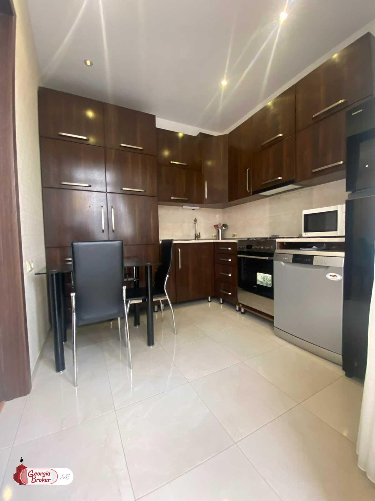 იყიდება ახალი გარემონტებული 4 ოთახიანი ბინა