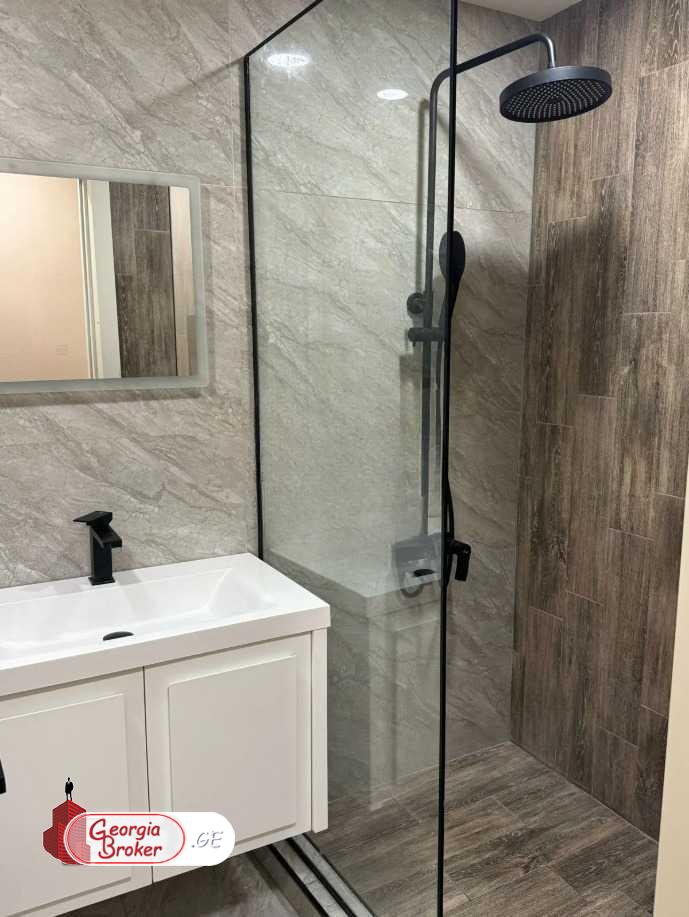 იყიდება ახალი გარემონტებული 5 ოთახიანი ბინა